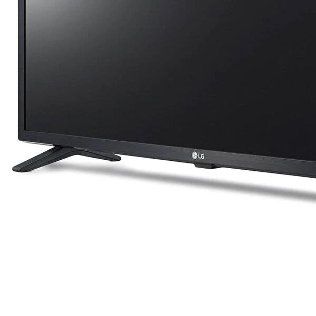 TV nero con due gambe su sfondo bianco. È visibile la parte inferiore della TV.