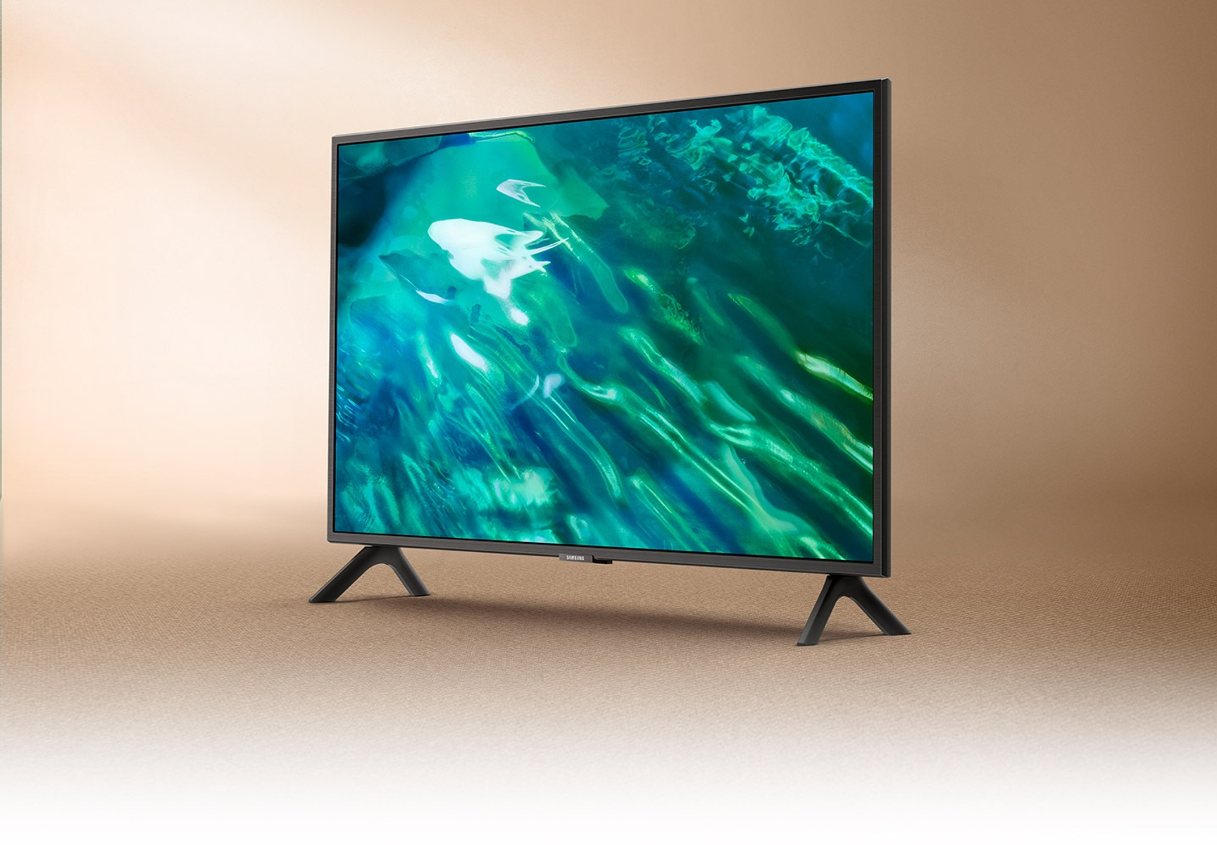 Nowoczesny telewizor z płaskim ekranem na stojakach na jasnobrązowym tle.