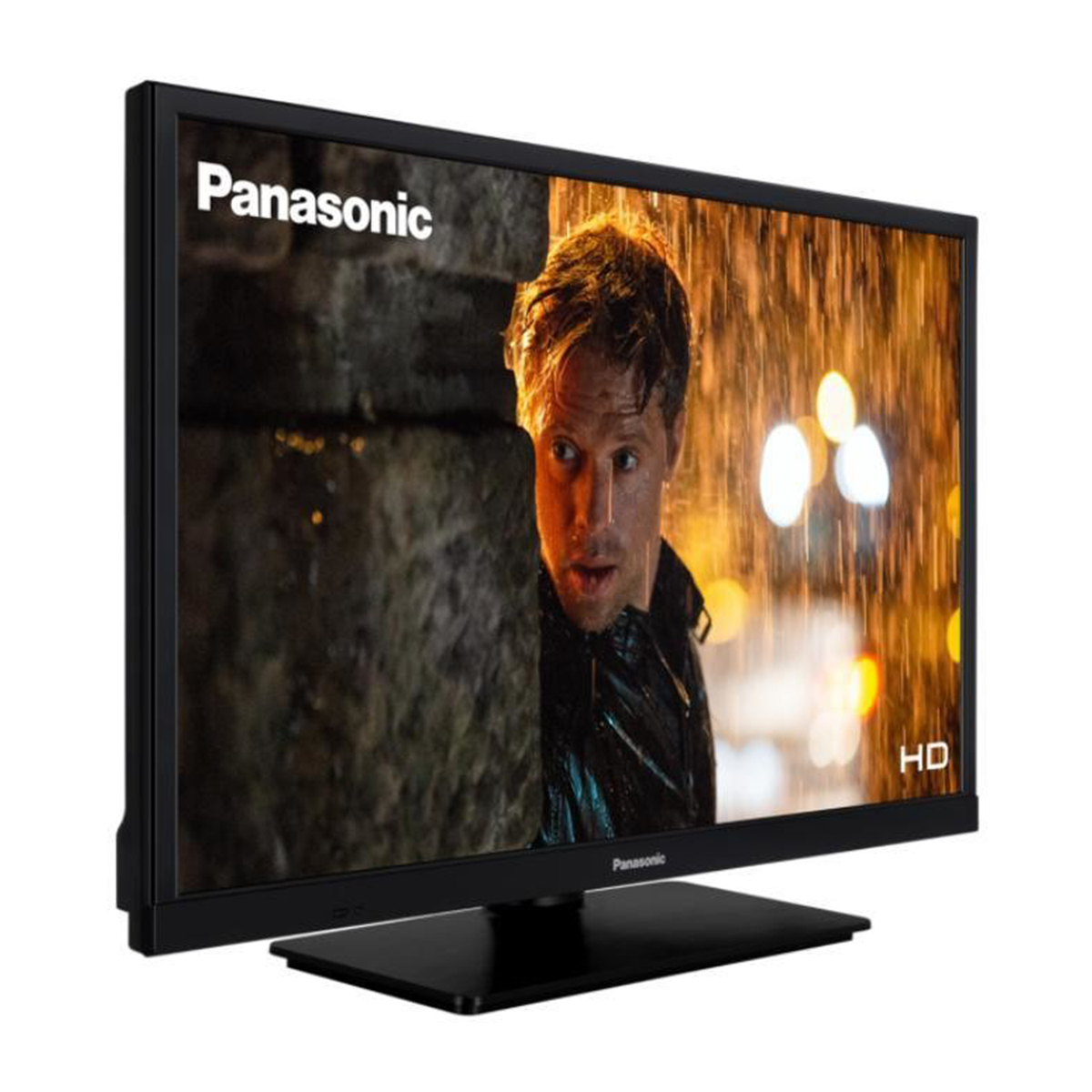 Un televisore Panasonic mostra un uomo che si nasconde dietro un muro di pietra sotto la pioggia.