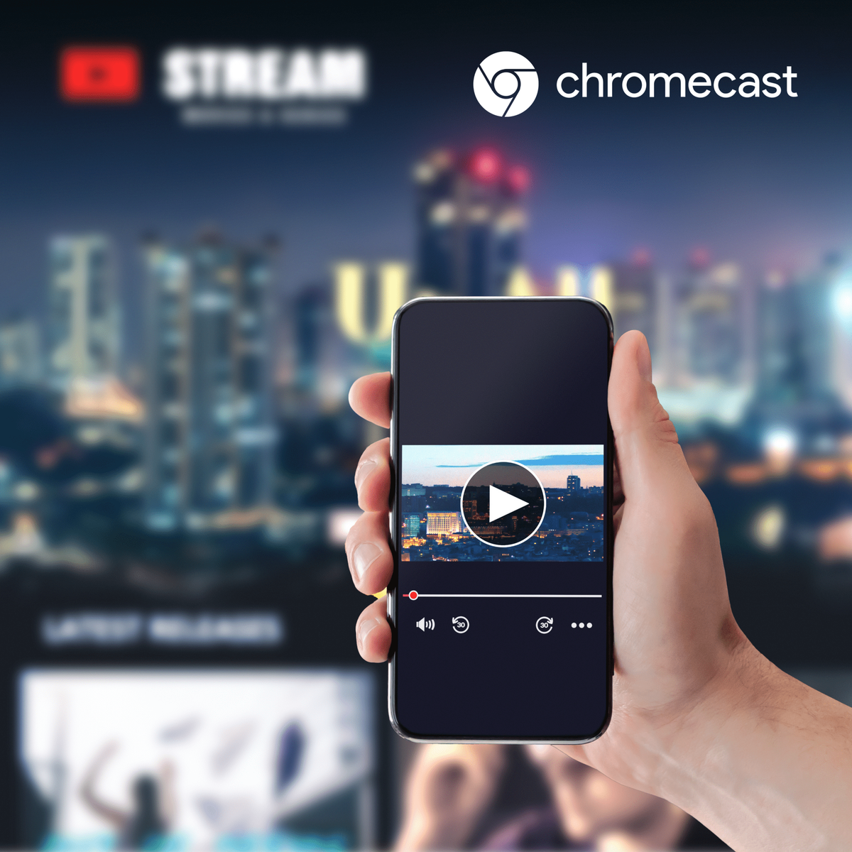 Una mano sosteniendo un teléfono que muestra un video. El fondo muestra un paisaje urbano y un logotipo de Chromecast.