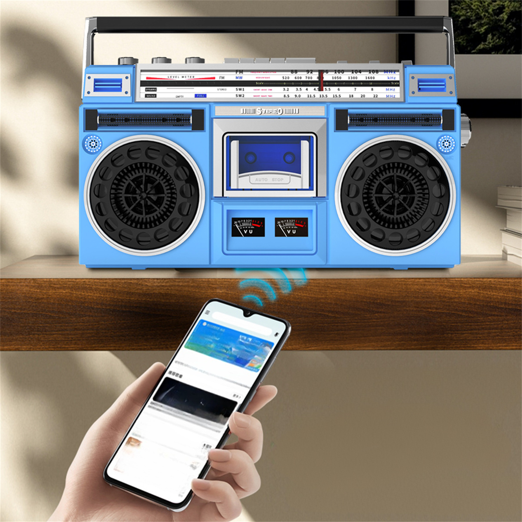 Blauer Retro-Boombox mit Telefon, das Musik-Streaming anzeigt. Hand hält das Telefon, Wellen deuten auf Verbindung hin.
