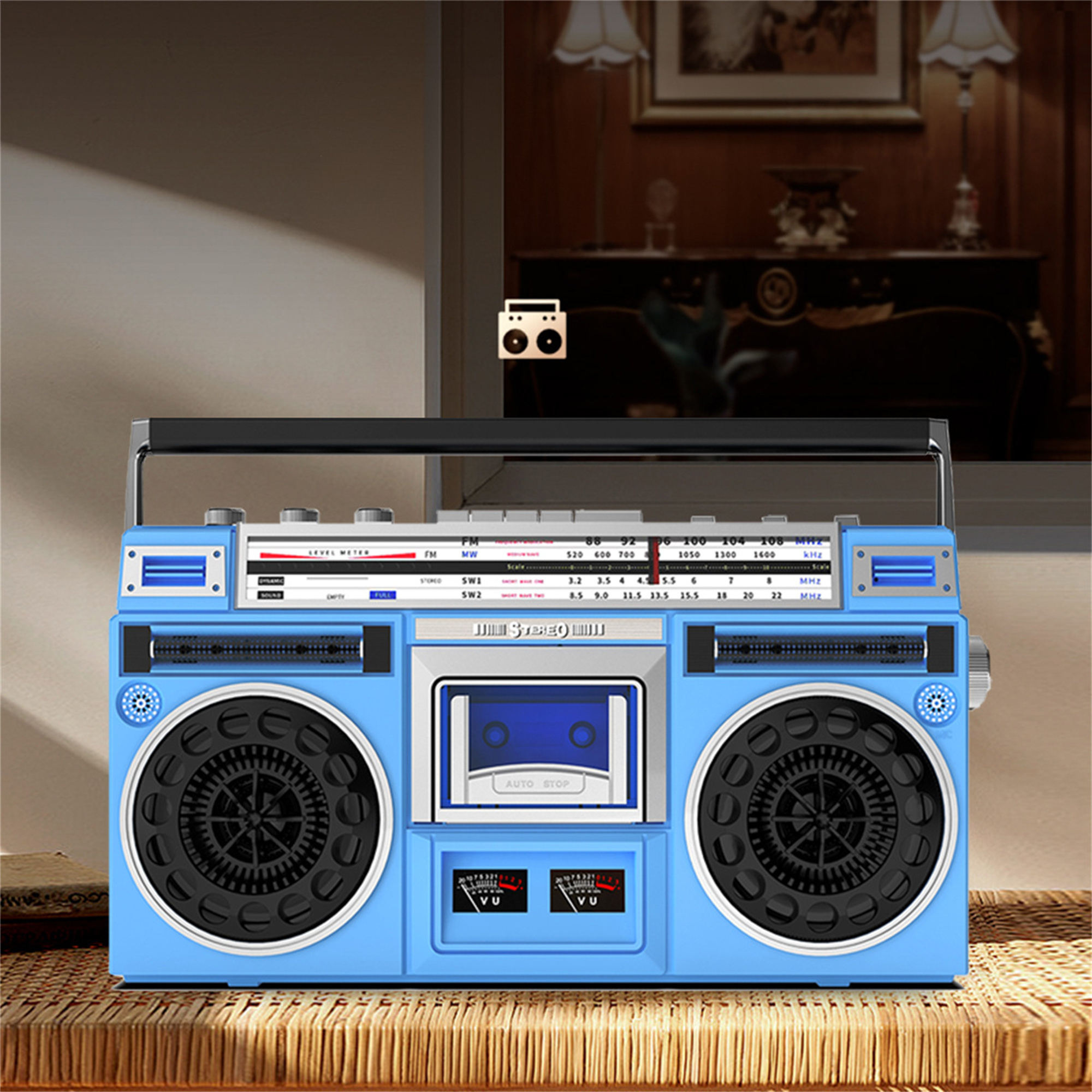 Blaue Retro-Boombox mit Kassettenspieler und Lautsprechern. Ein Vintage-Radio im Hintergrund.