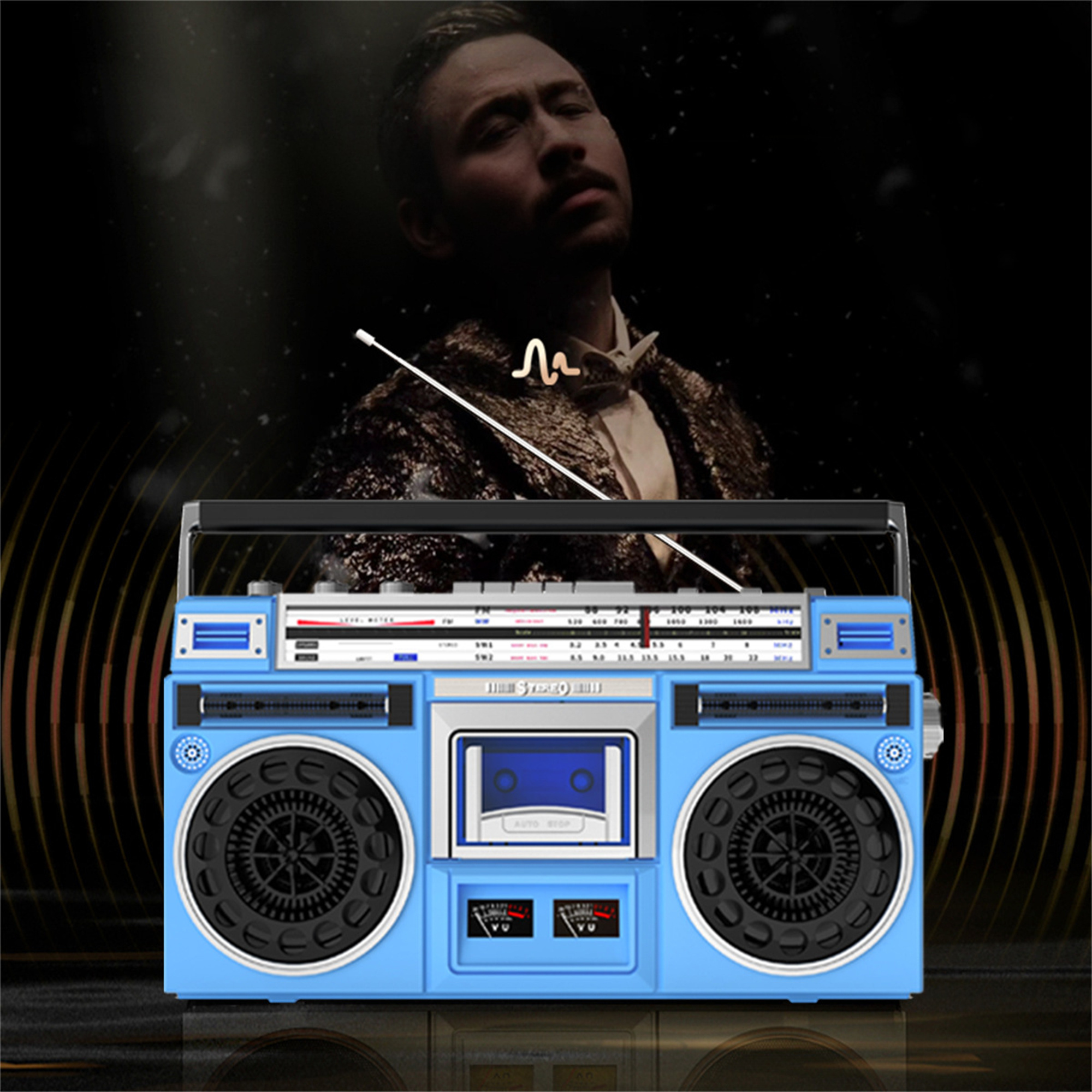 Blaue Retro-Boombox mit einem Mann im Hintergrund.