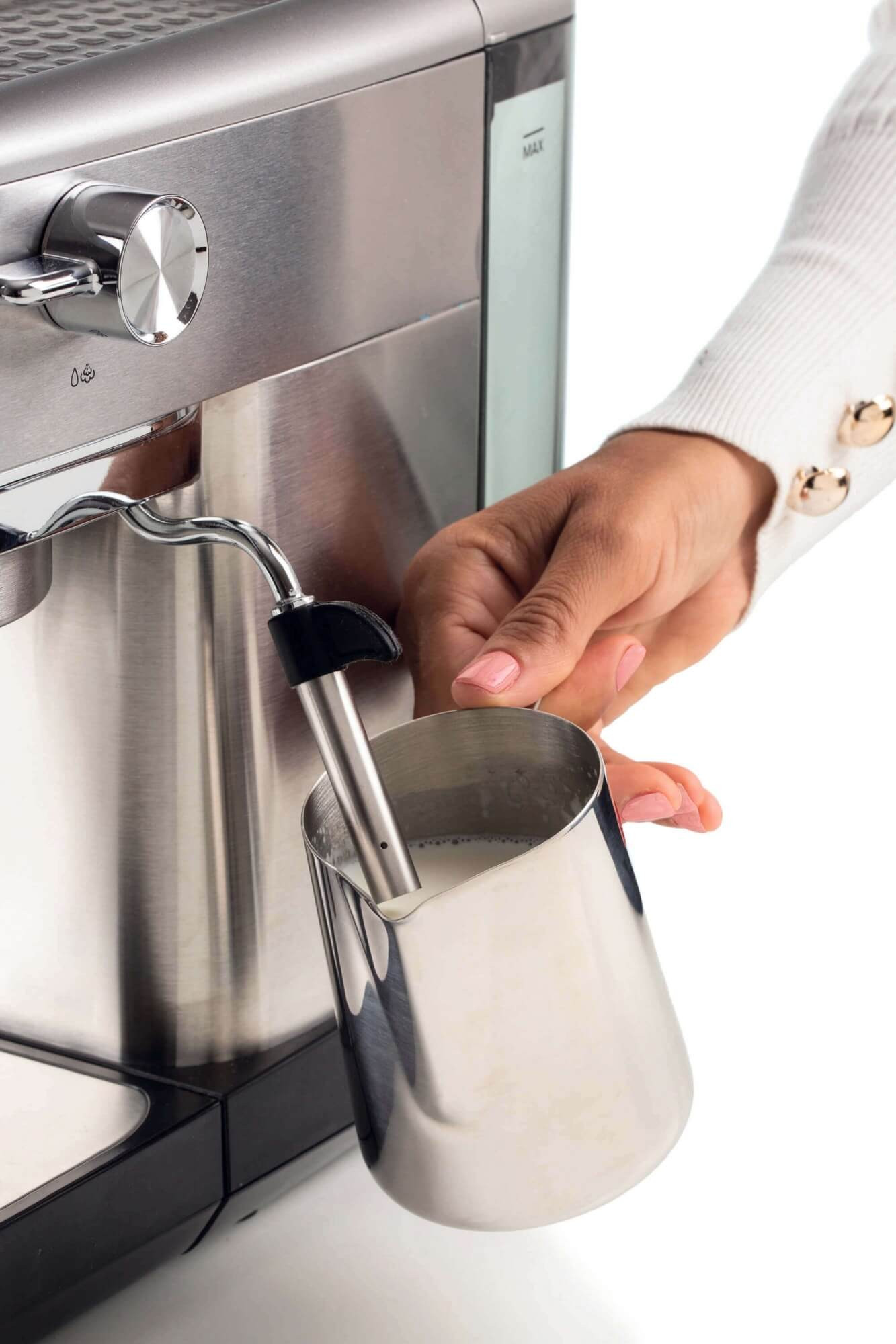 Kobieta i dziecko siedzą przy pianinie. Robot sprzątający jest na podłodze. Loga Alexa i Asystenta Google.