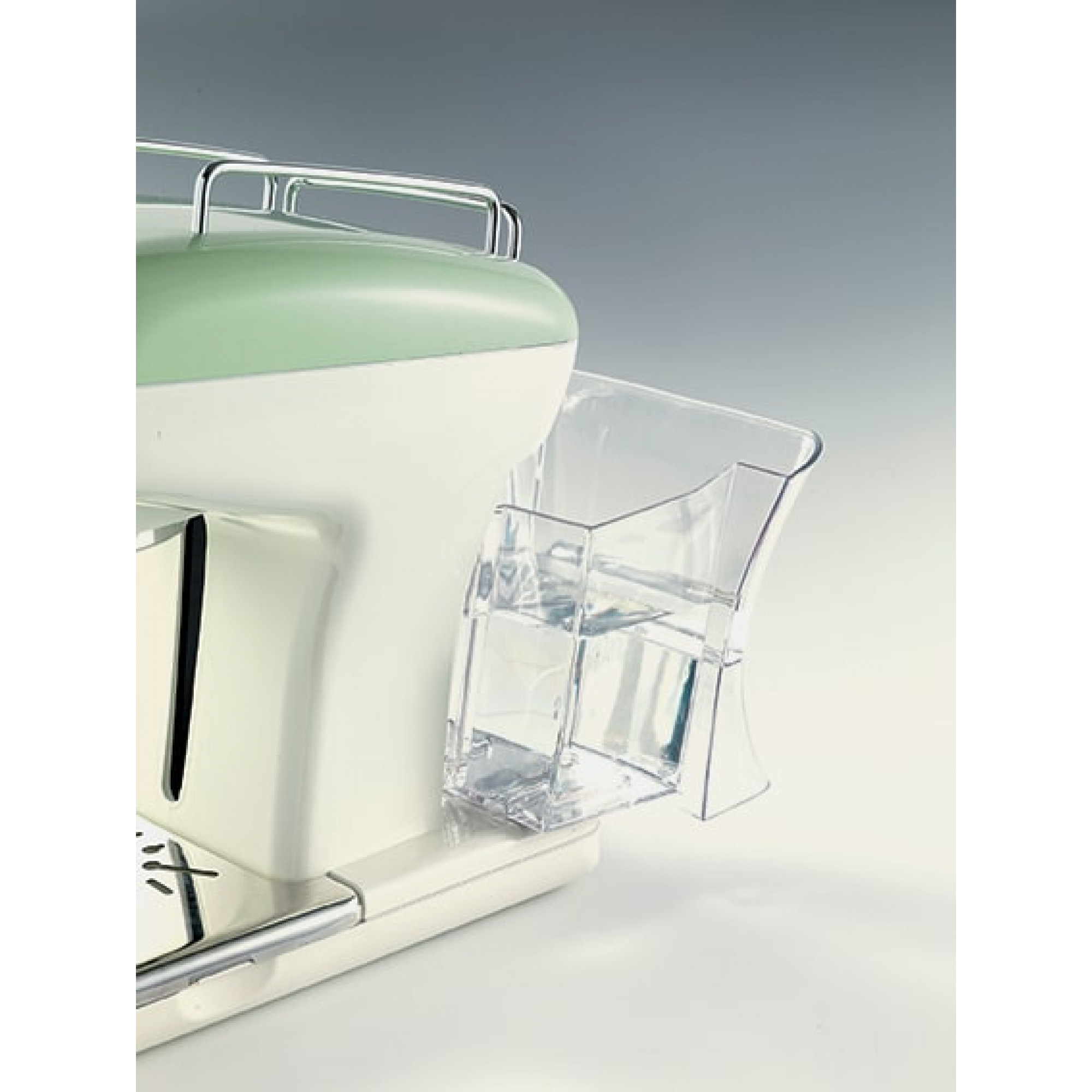 Nahaufnahme einer weiß-grünen Kaffeemaschine mit einem transparenten Wasserbehälter an der Seite.