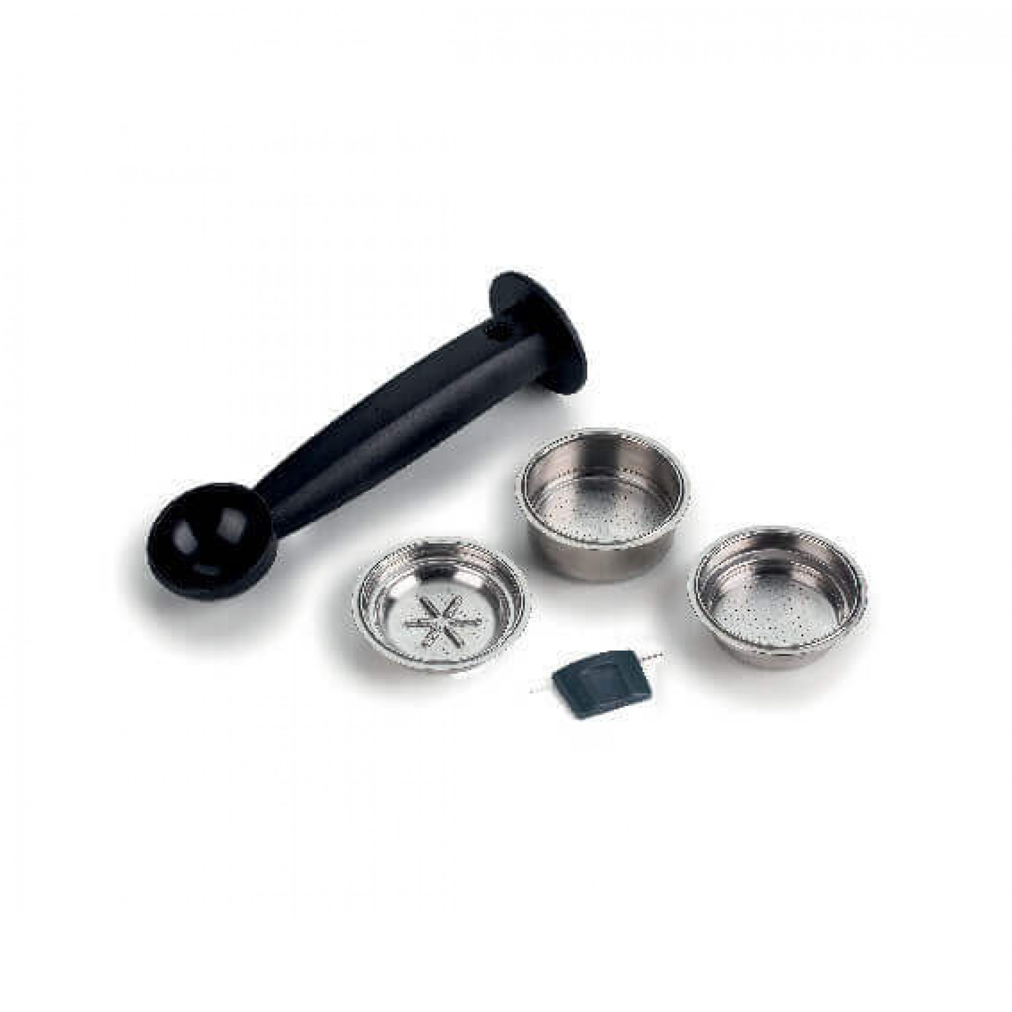 Części ekspresu do kawy: czarny uchwyt, trzy metalowe koszyczki do filtra i czarny ubijak.