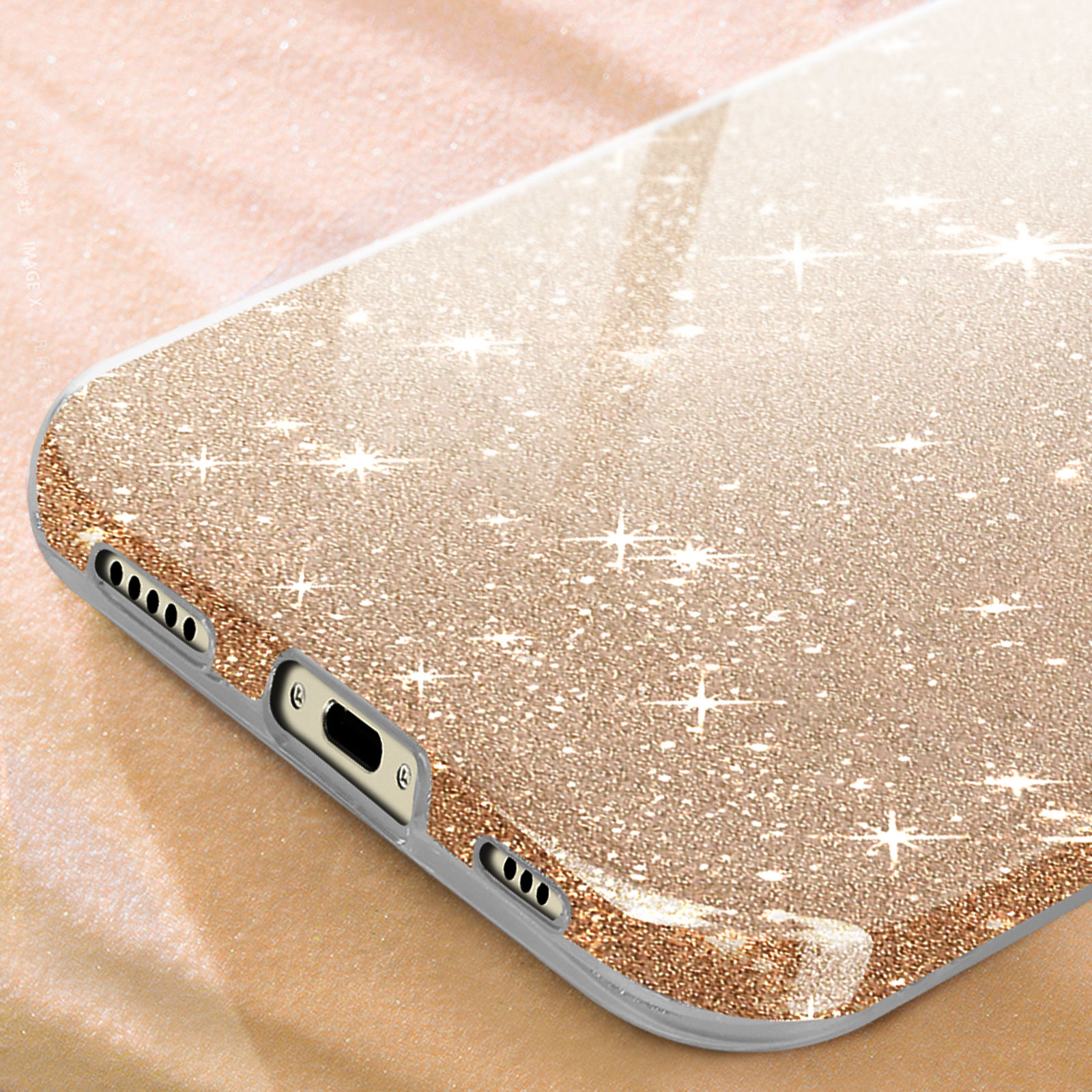 Nahaufnahme einer Handyhülle. Sie hat ein goldglitzerndes Design und einen klaren Rand.