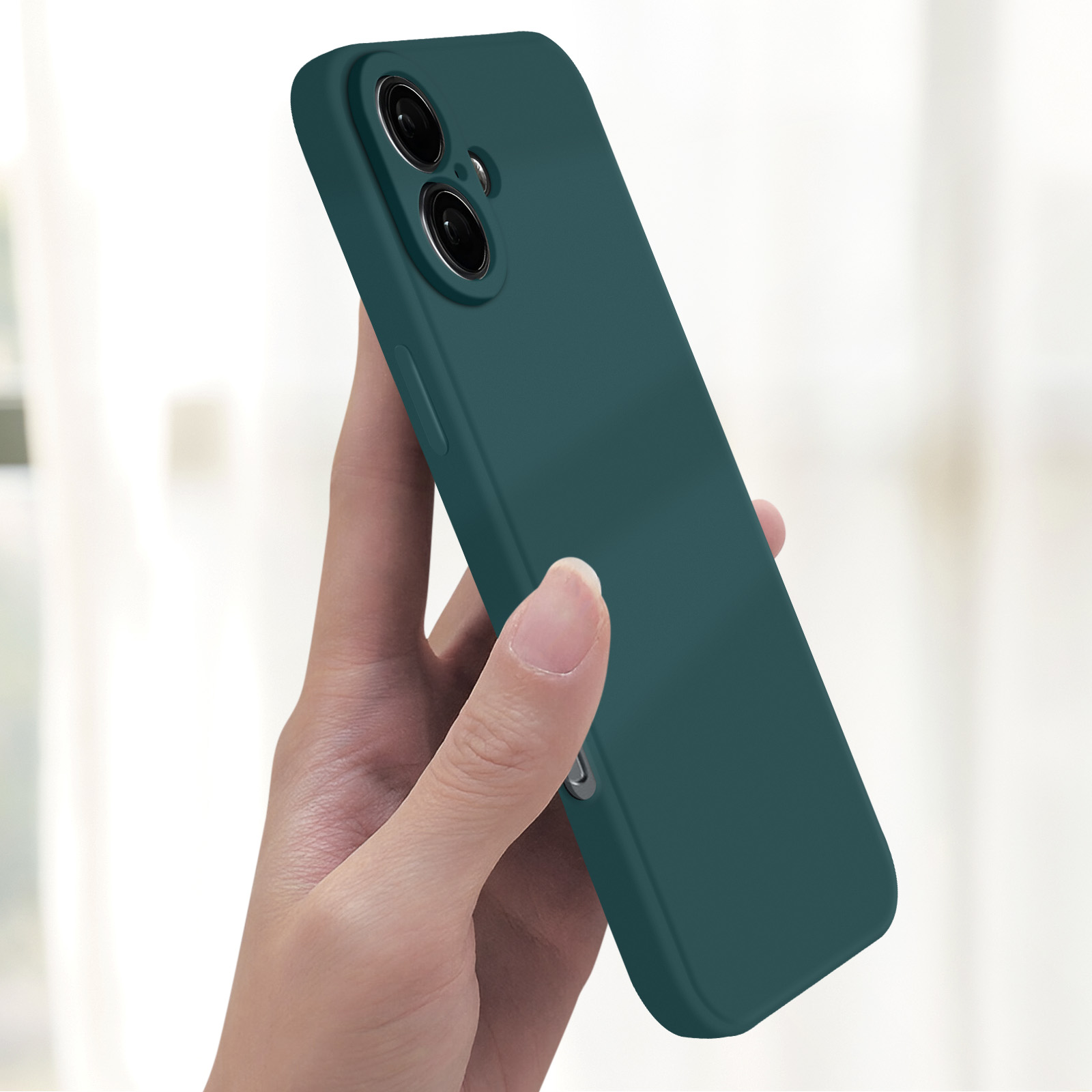 Una mano che tiene una custodia per telefono verde acqua. La custodia ha ritagli per la fotocamera e una superficie liscia.