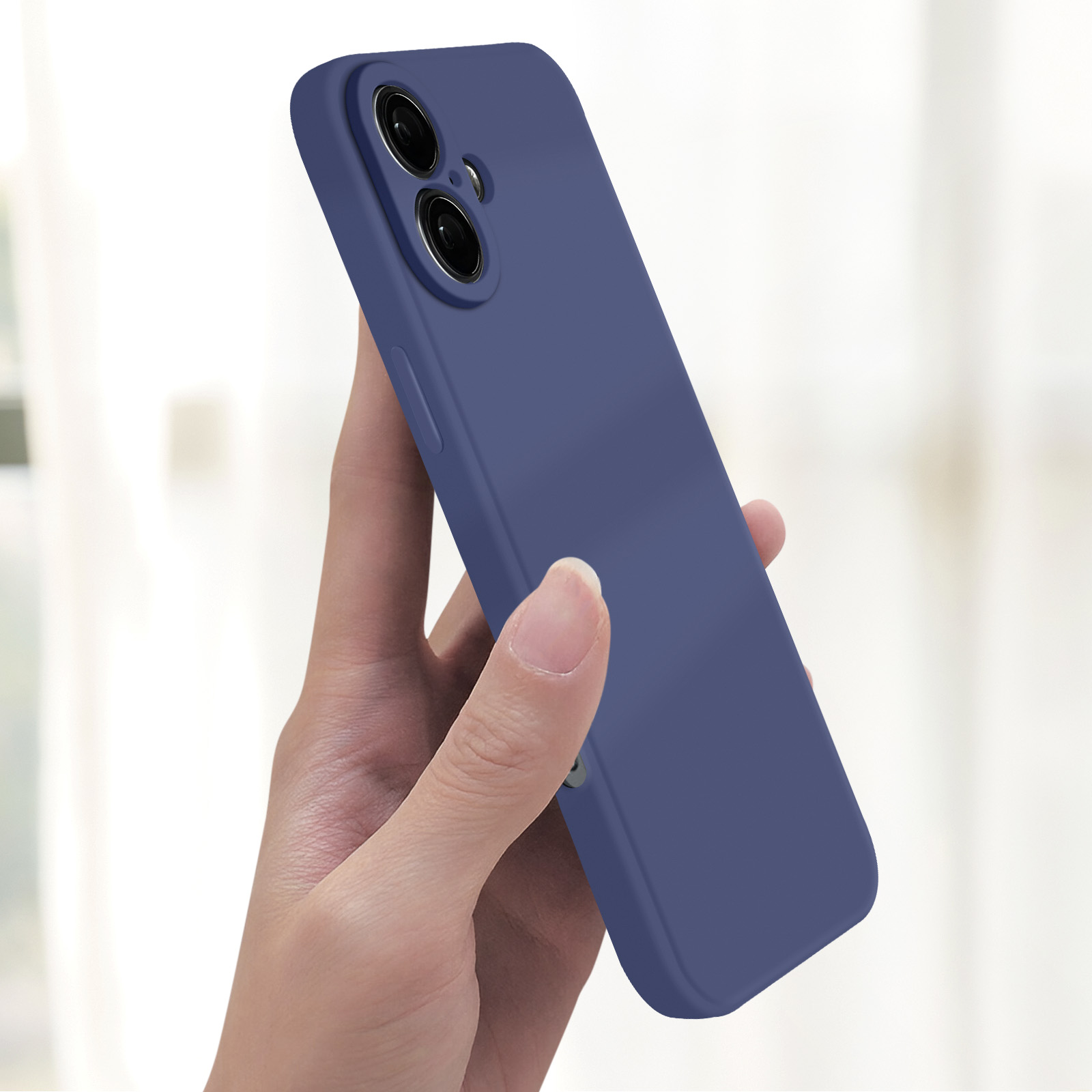 Una mano che tiene una custodia blu per telefono ad angolo, mostrando i ritagli della fotocamera.