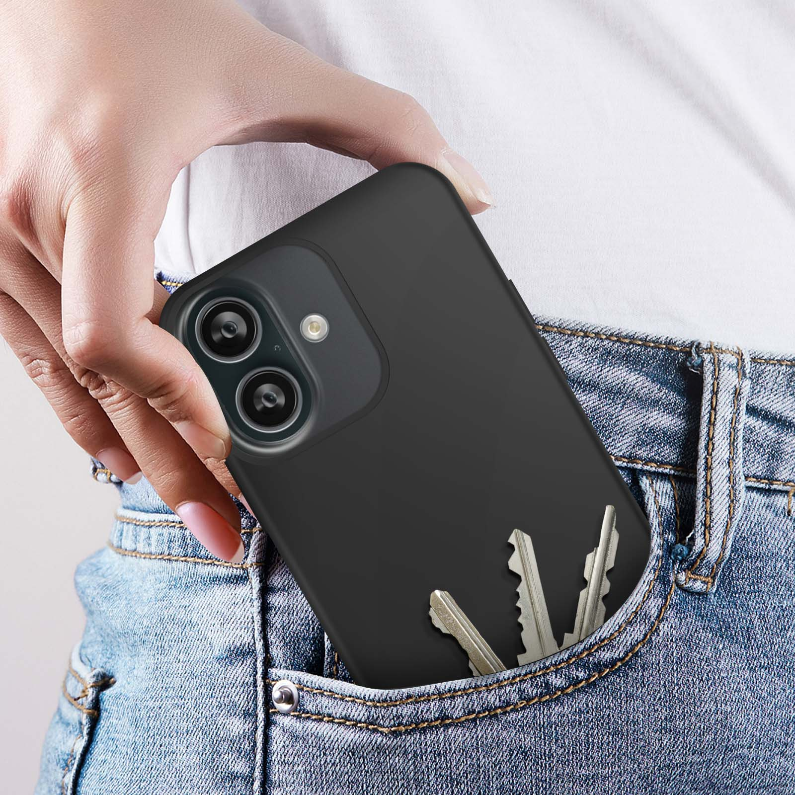 Una mano in tasca con una custodia per telefono e tre chiavi visibili.