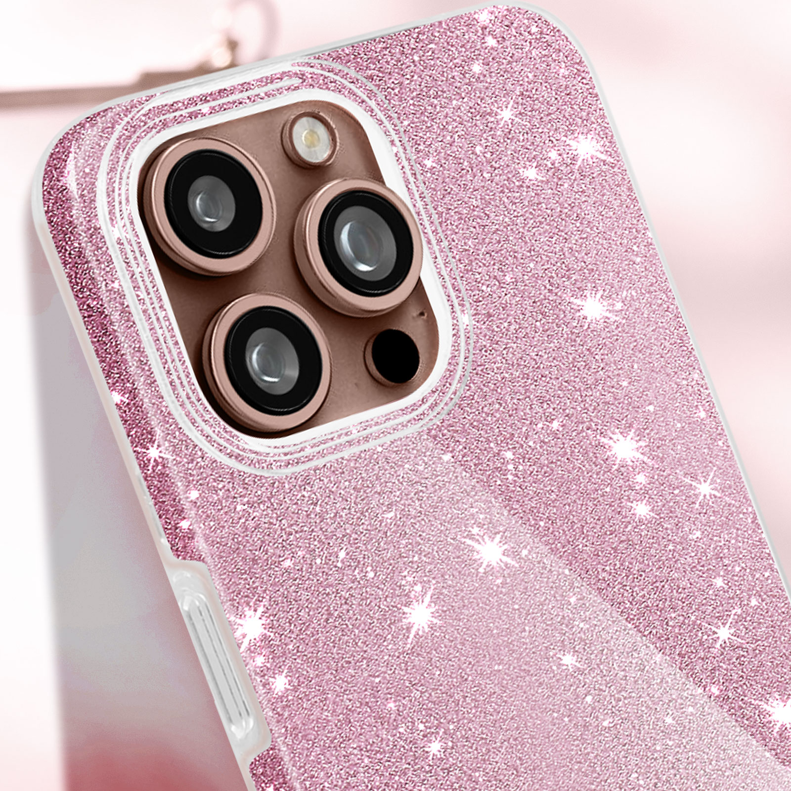 Primo piano di una custodia per telefono rosa glitterata con più lenti della fotocamera.