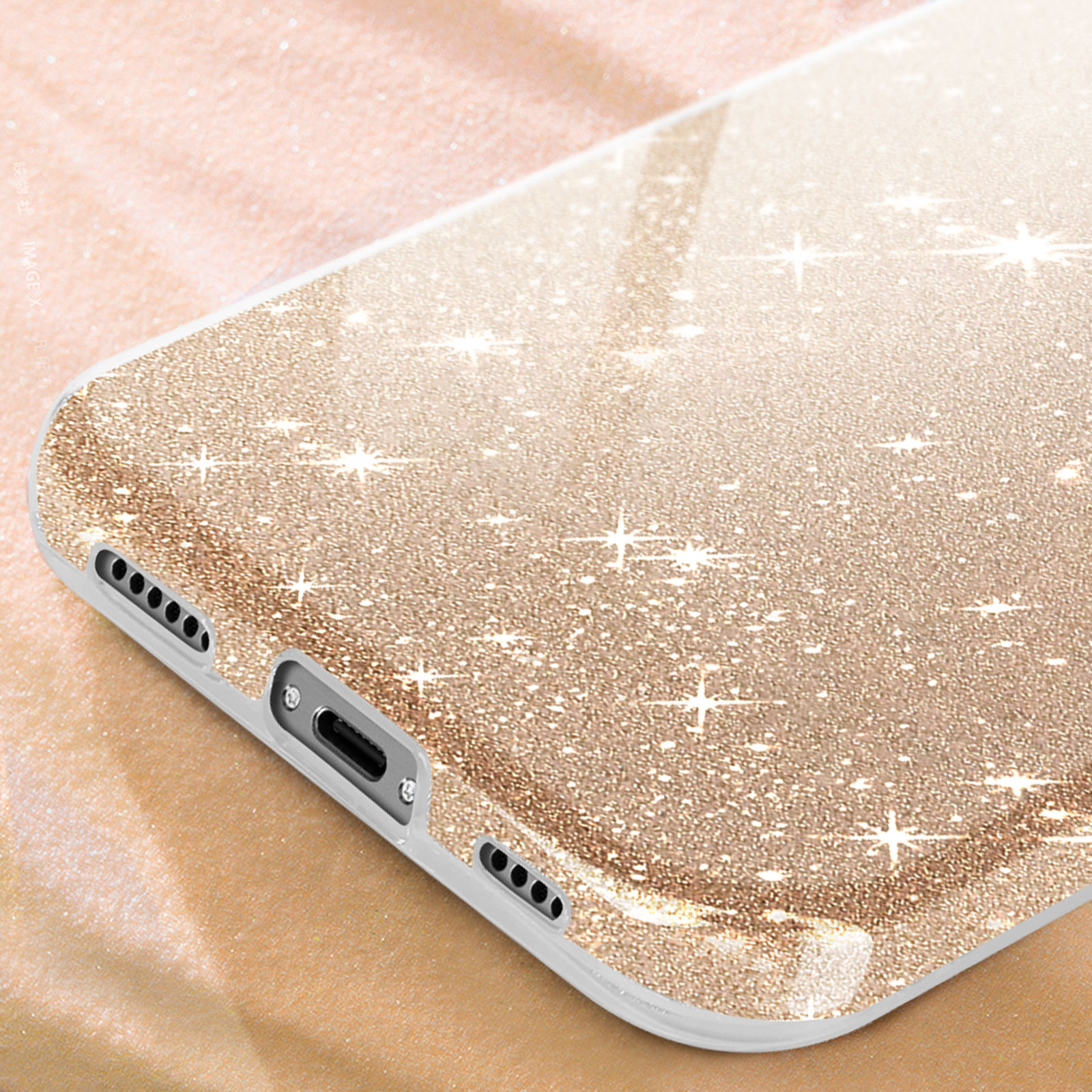 Nahaufnahme einer Handyhülle mit goldenem Glitzerdesign.