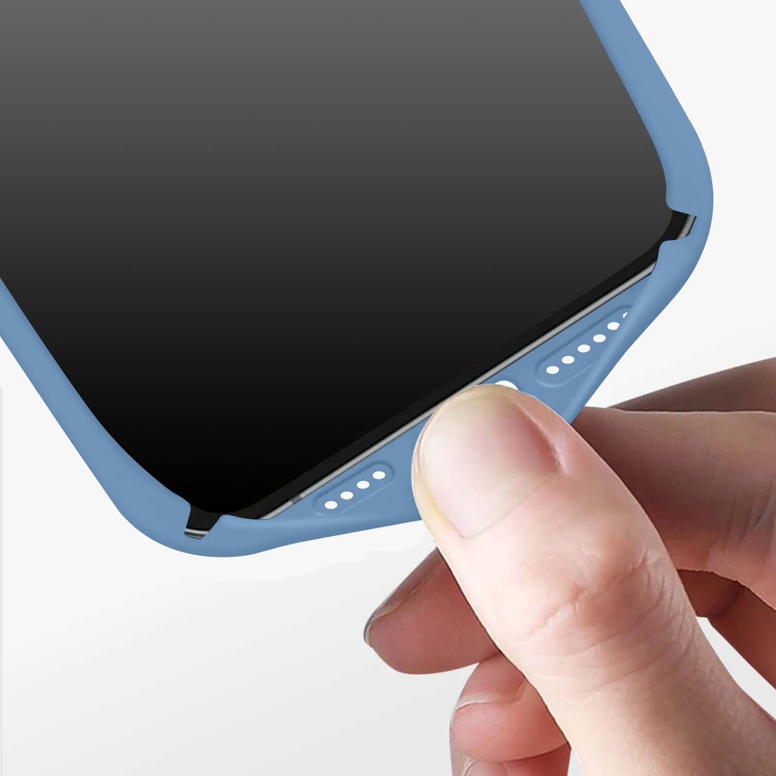Una mano preme il pulsante della custodia blu di un telefono. Lo schermo è nero.