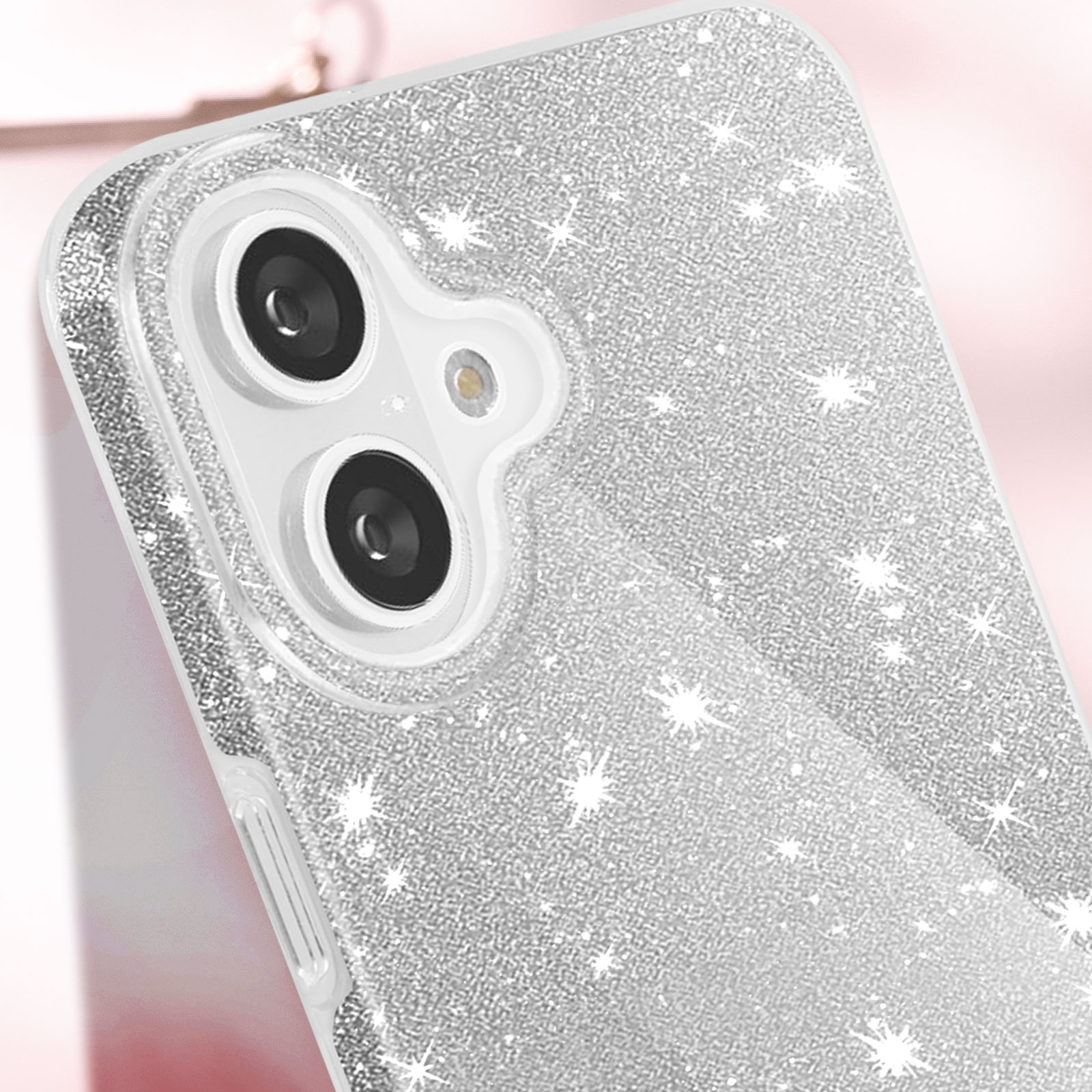Primo piano di una custodia per telefono con un design argentato glitterato e scintillante.