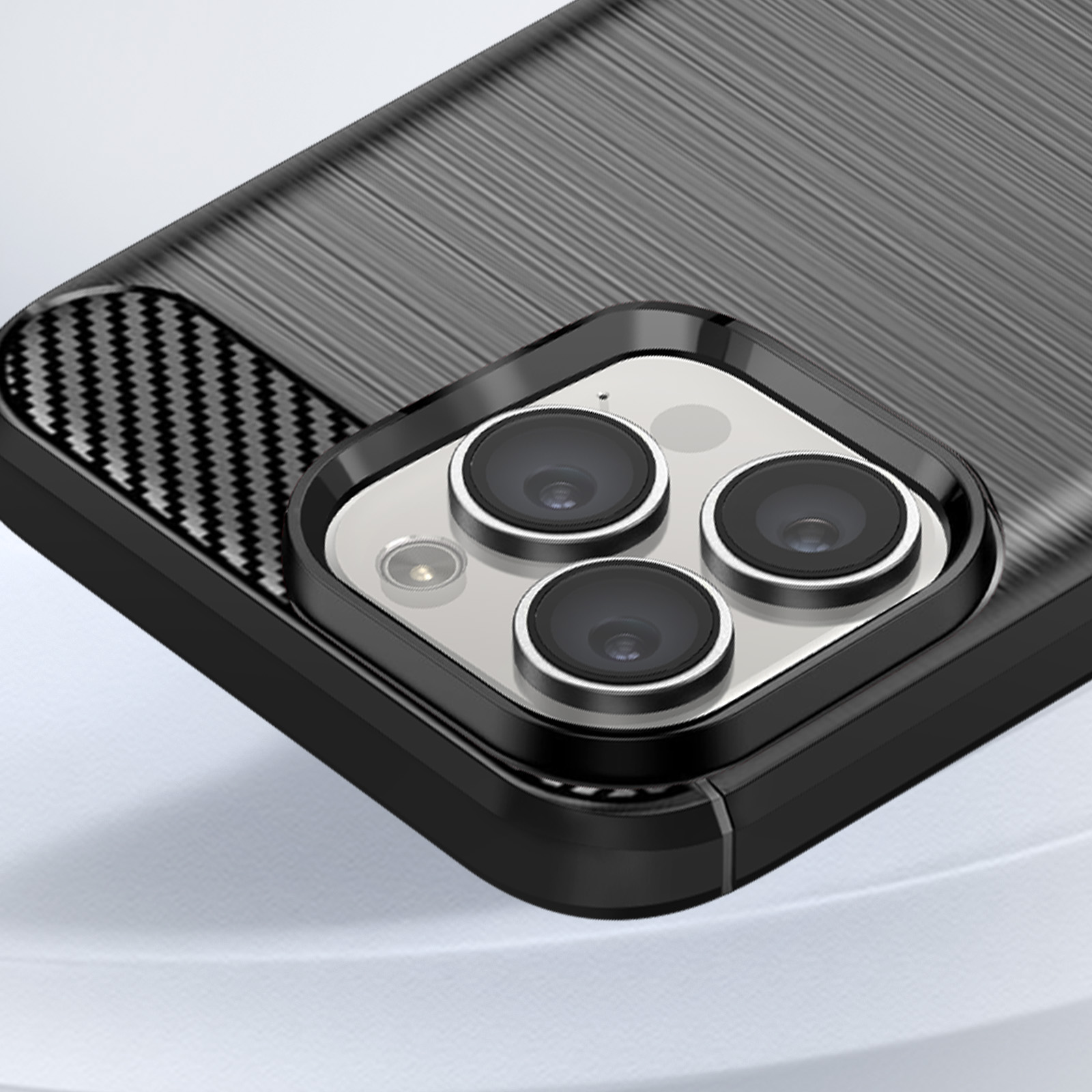 Primo piano di un telefono con tre lenti della fotocamera e retro nero strutturato.