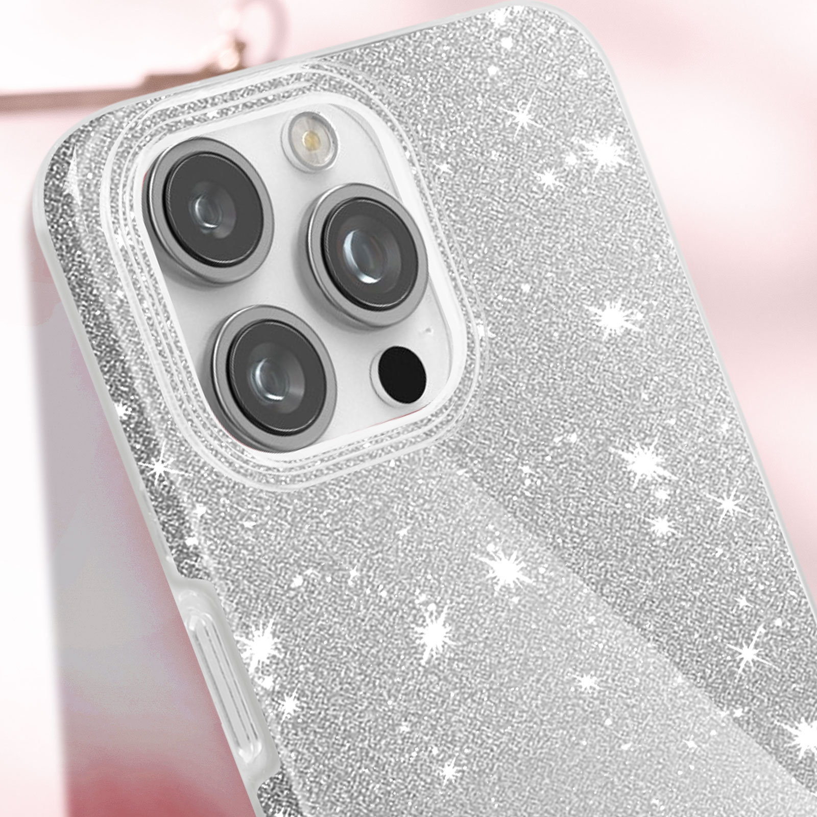 Primo piano di una custodia per telefono argentata con glitter e sporgenza della fotocamera.