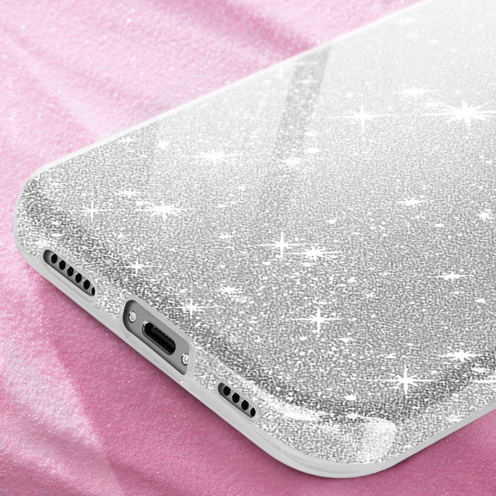 Primo piano di una custodia per telefono con superficie scintillante e glitterata.
