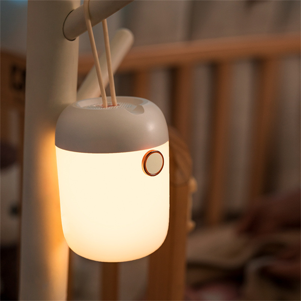 Eine weiße, abgerundete Lampe mit einem einzigen Knopf, die an einem hölzernen Kleiderständer hängt.