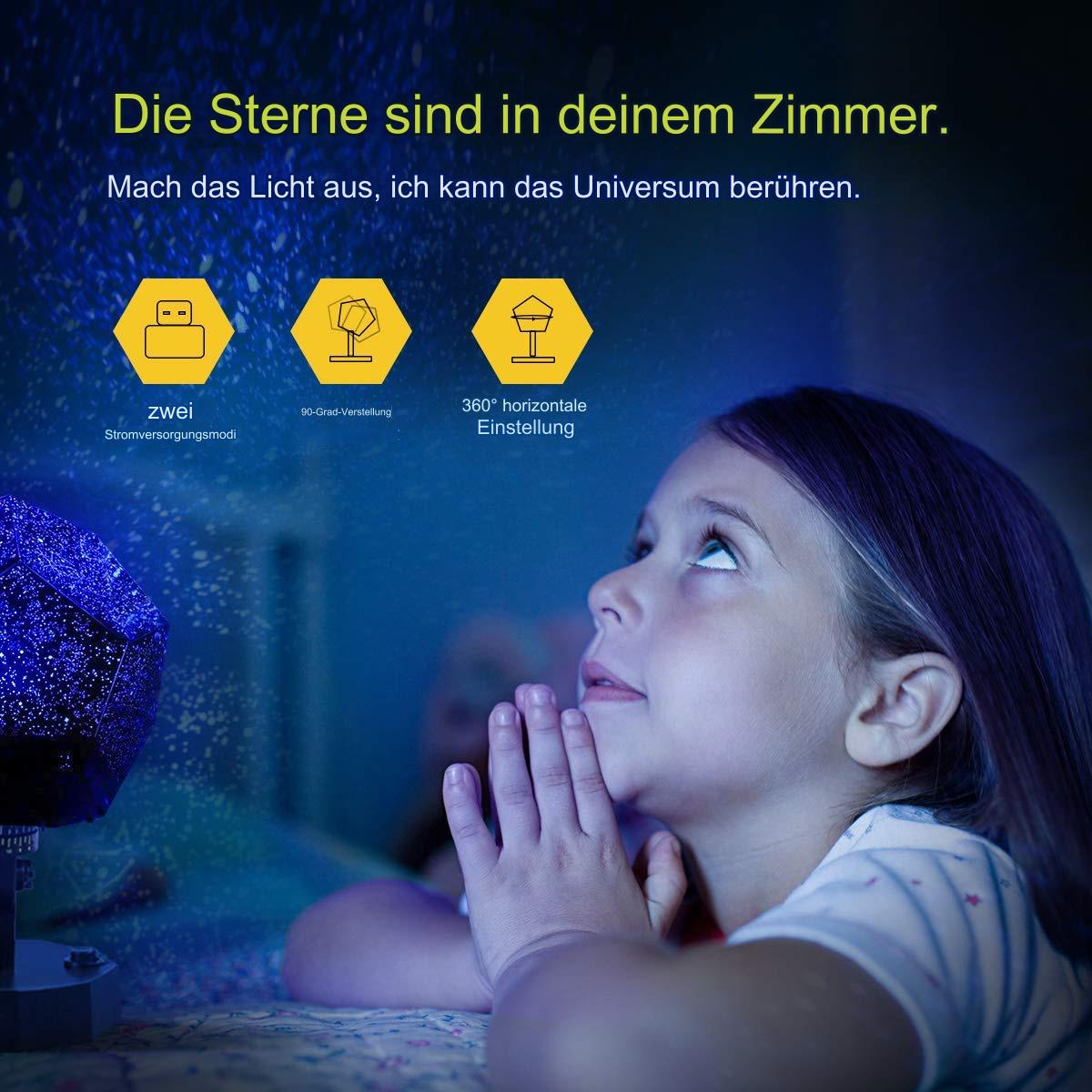Ein junges Mädchen blickt auf eine projizierte Sternennachtszene mit Text und Symbolen über sich.