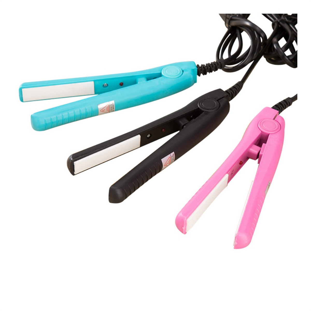 Drei Haarglätter in Türkis, Schwarz und Rosa. Sie haben weiße Keramikplatten und schwarze Kabel.