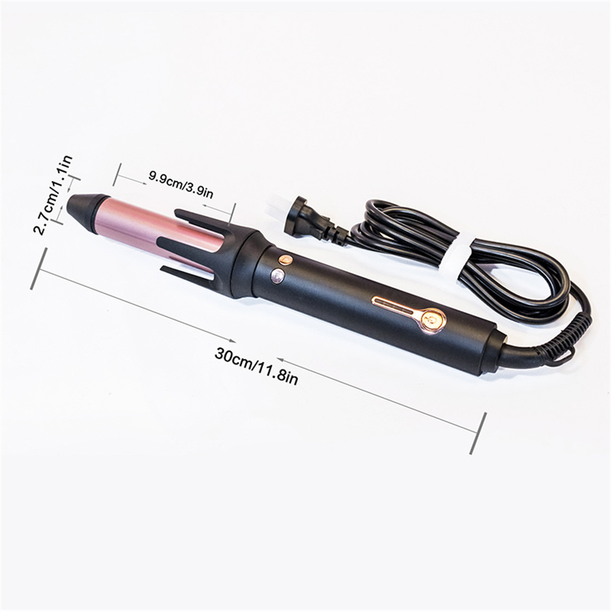 Ein Lockenstab mit Maßangaben. Das Eisen ist roségold und schwarz, mit einem schwarzen Kabel.