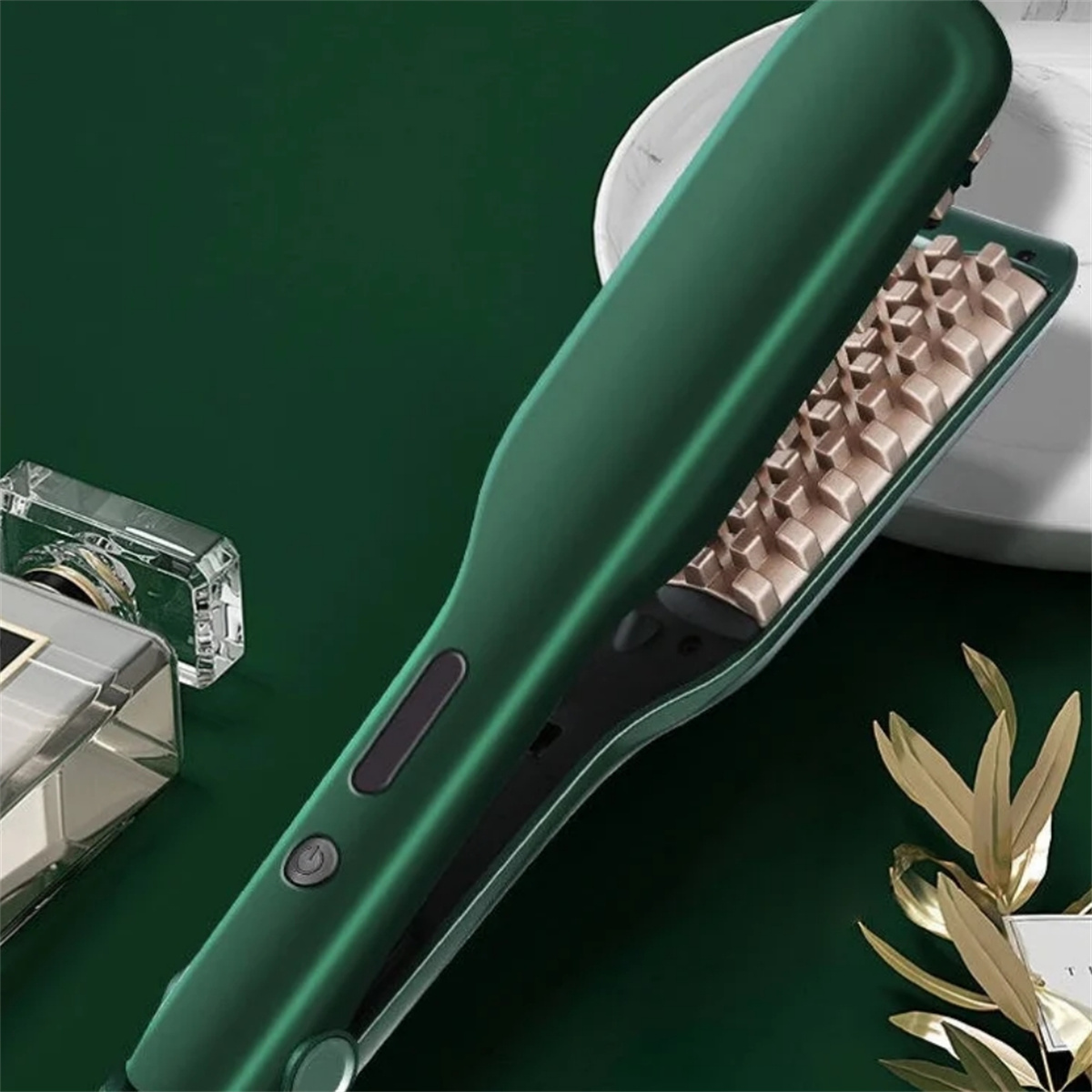 Grüner Haarcrimper mit dunkelgrünem Griff und goldener Crimpoberfläche.