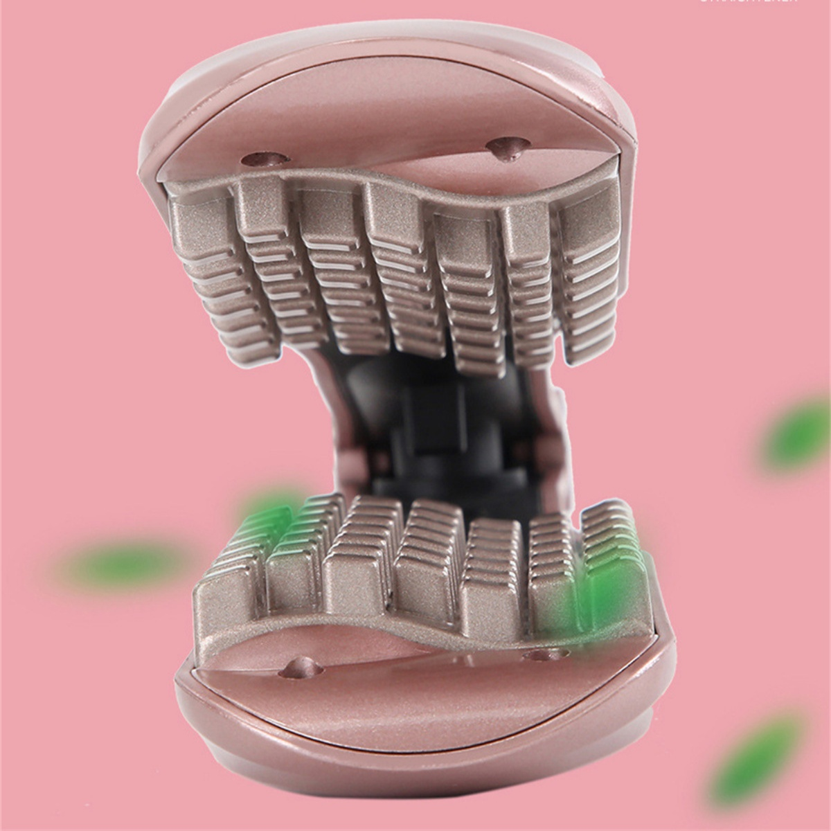 Ein rosa-graues Dentalgerät mit zahnähnlichen Strukturen. Das Gerät ist geöffnet und nach oben gerichtet.