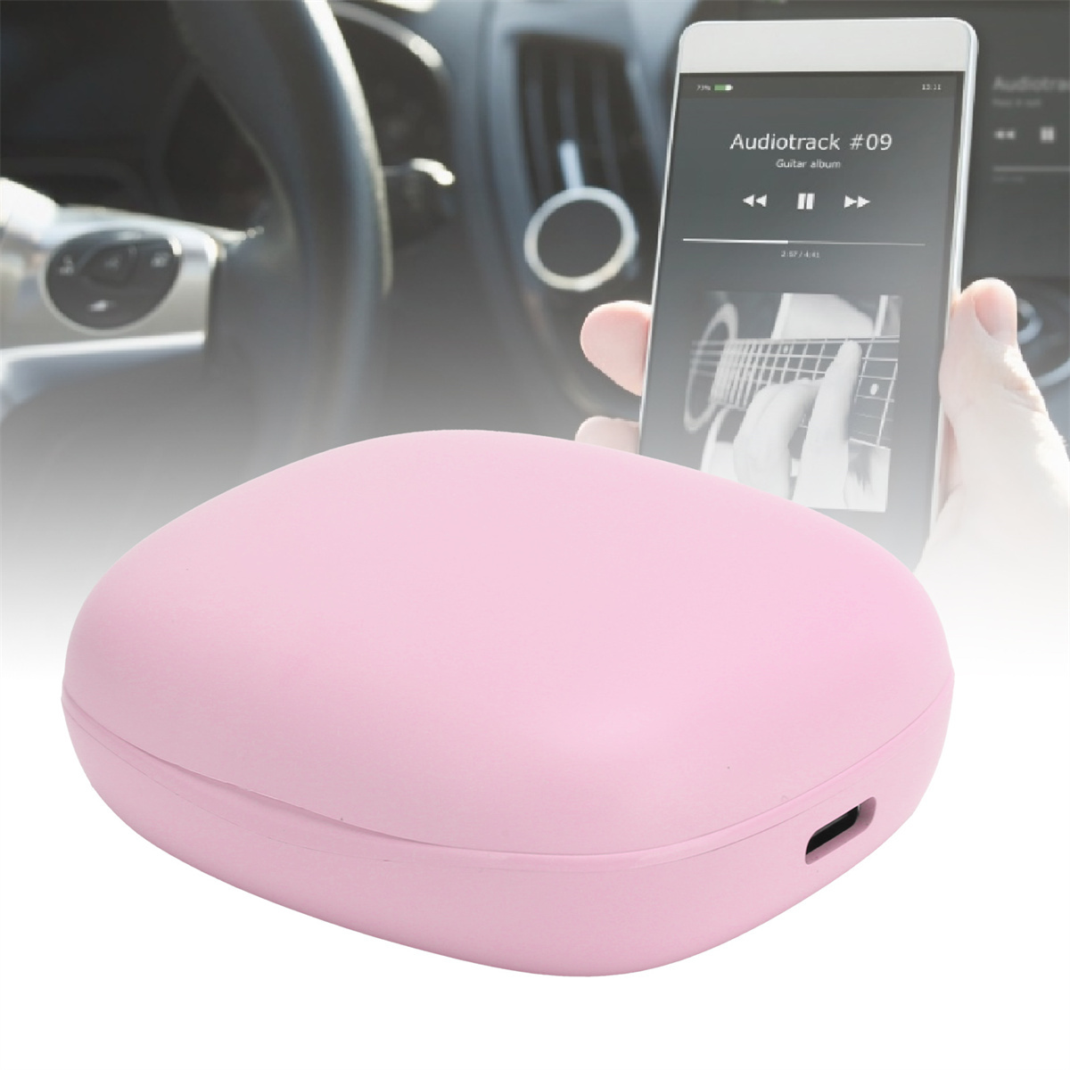 Ein rosa Etui neben einem Telefon, das Musik auf dem Armaturenbrett eines Autos zeigt, Hände im Bild.