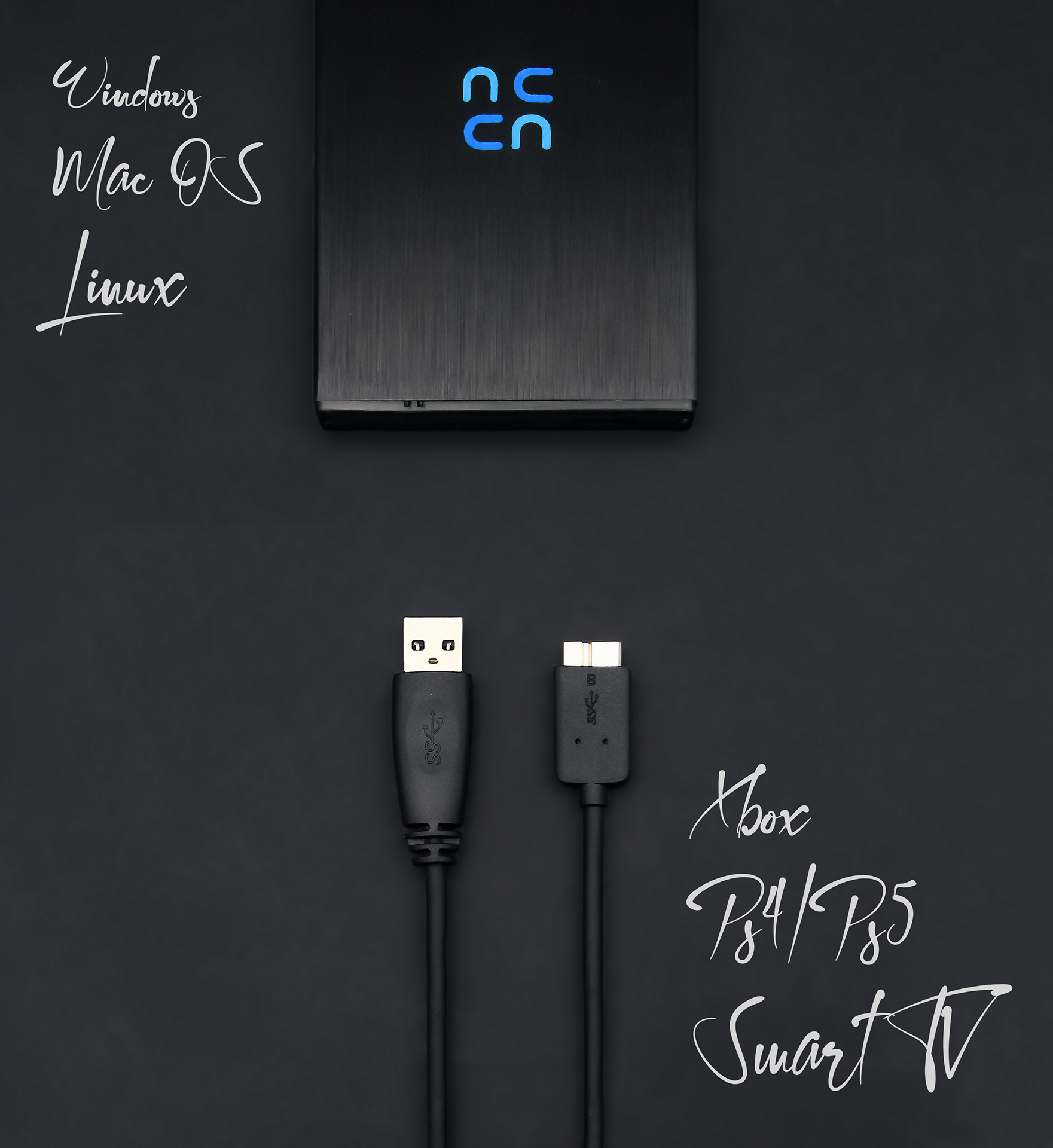 Schwarze externe Festplatte, zwei USB-Kabel und eine Liste: Windows, Mac OS, Linux, Xbox, PS4/PS5, Smart TV.