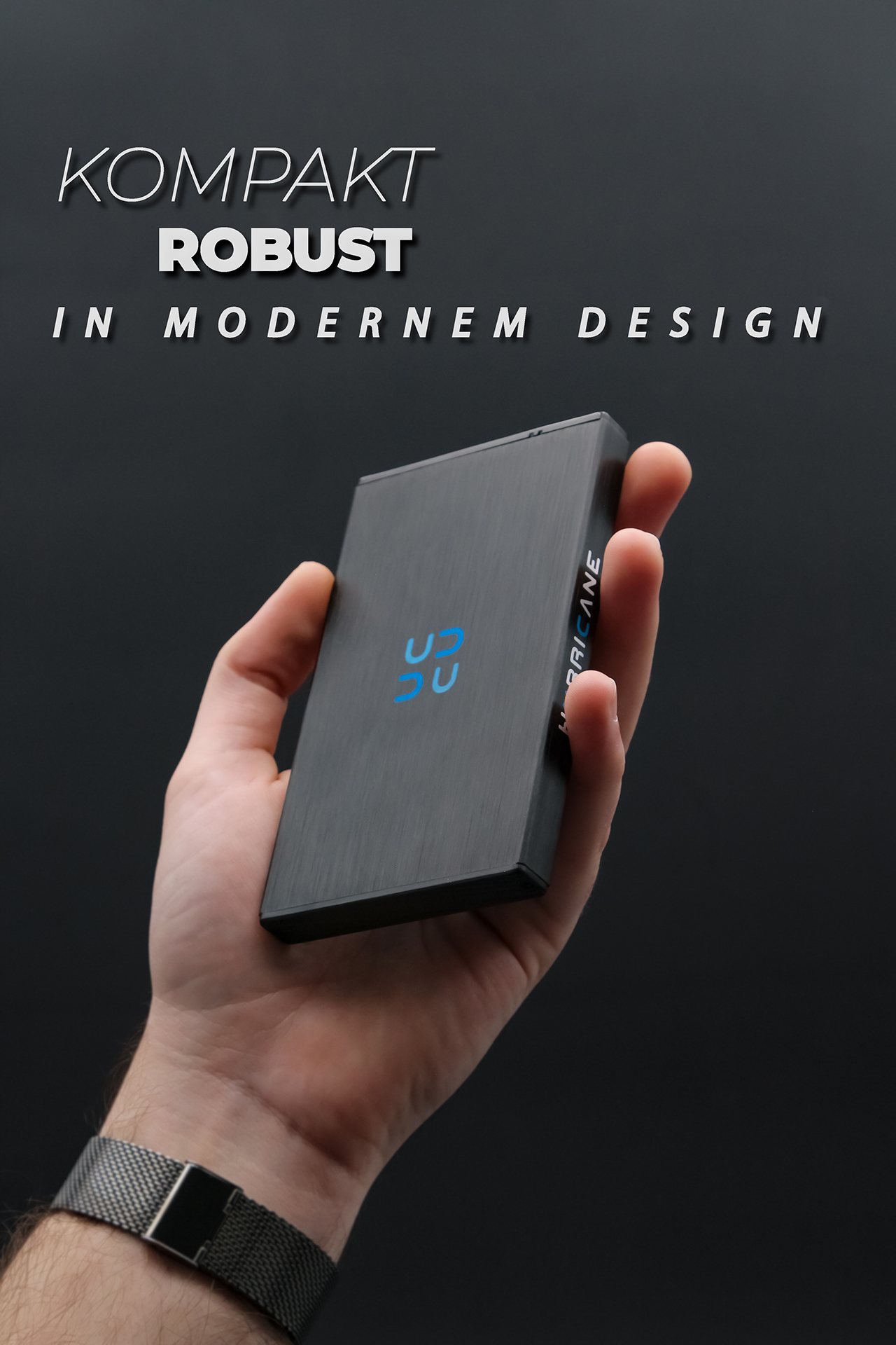 Hand hält ein dunkles, rechteckiges Gerät. Text darüber lautet 'KOMPAKT ROBUST IN MODERNEM DESIGN'.