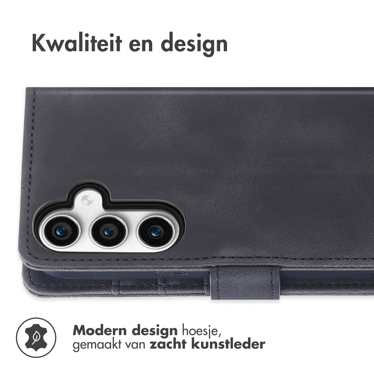 Donkerblauwe telefoonhoes met drie cameralenzen. Tekst: 'Modern design hoesje, gemaakt van zacht kunstleer'.