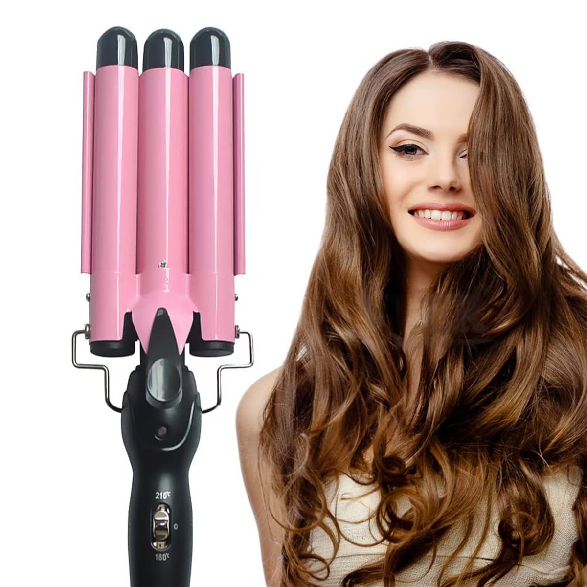 Lächelnde Frau mit welligem Haar. Pinkfarbener Haarformer mit schwarzem Griff, links platziert.