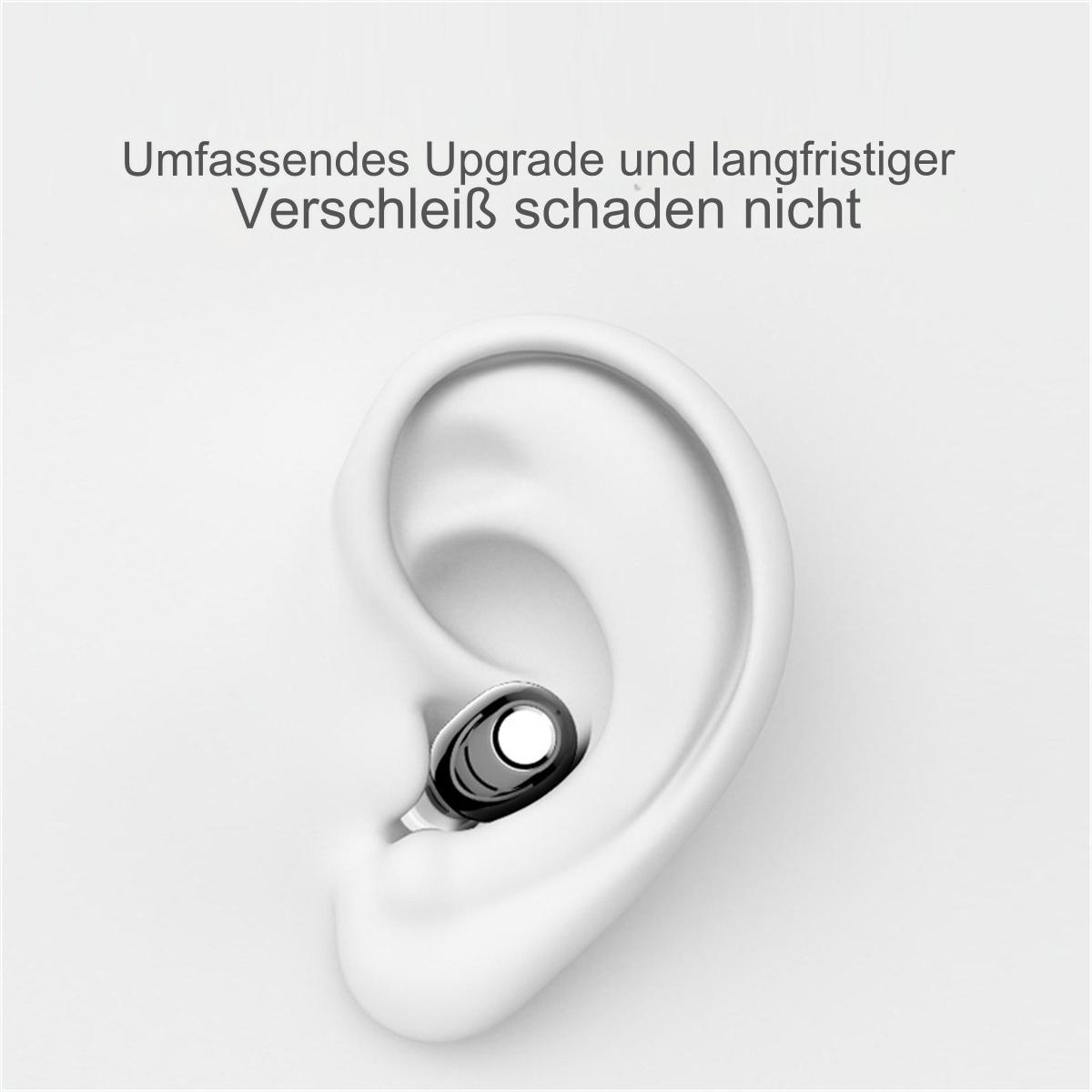 Ein kleiner Ohrhörer in einem menschlichen Ohr. Das Bild befindet sich auf weißem Hintergrund.