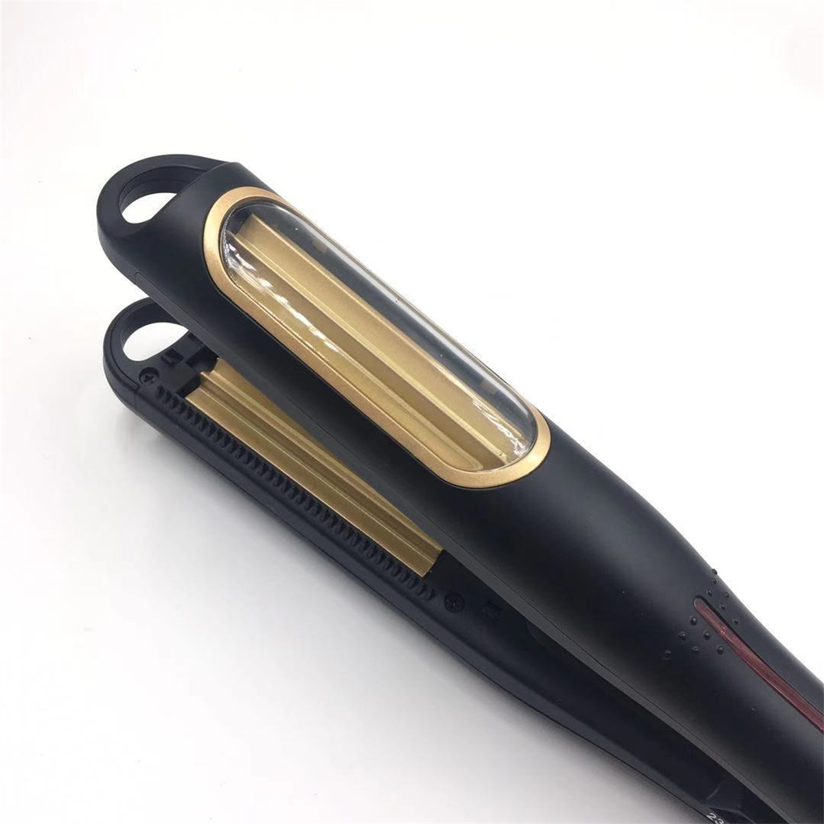 Schwarzer und goldener Haarglätter. Die obere Hälfte ist offen.