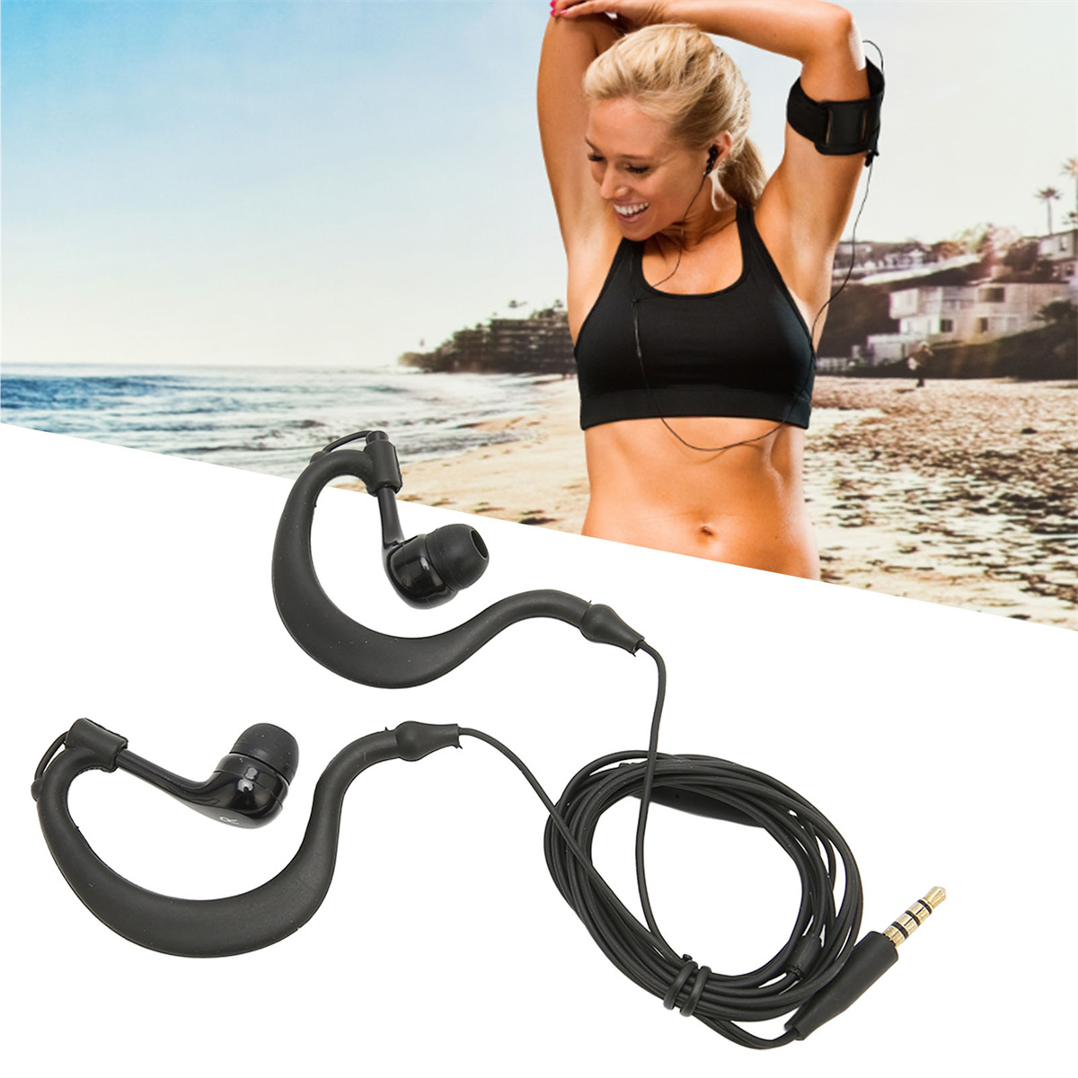 Schwarze Sportkopfhörer und eine sich dehnende Frau vor sonnigem Strandhintergrund.