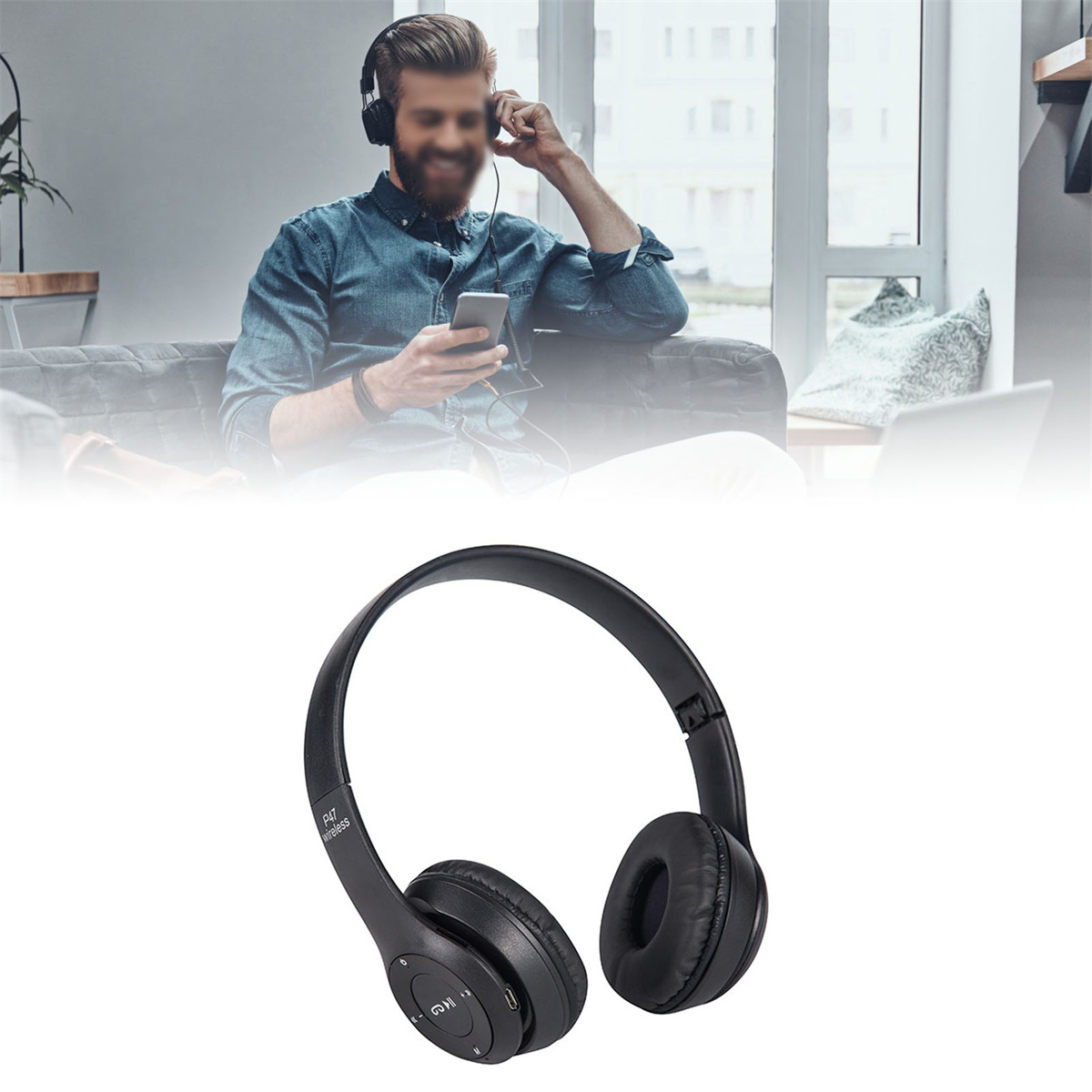 Ein Mann in blauem Hemd hört Musik mit Kopfhörern, während er auf einem Sofa sein Telefon benutzt.