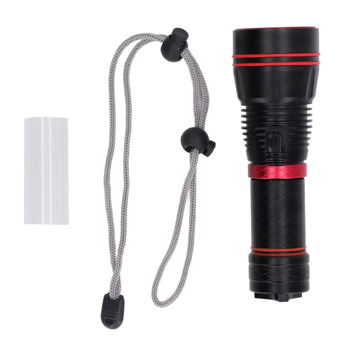 Eine schwarz-rote Taschenlampe mit grauem Schlüsselband und einem weißen Kunststoffrohr auf weißem Untergrund.