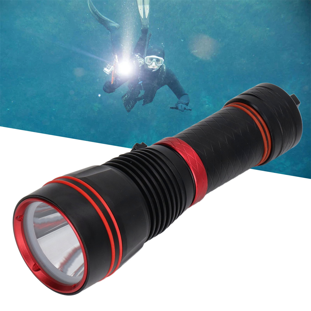 Ein Taucher mit heller Unterwasser-Taschenlampe, mit schwarzem und rotem Gehäuse. Unterwasser.