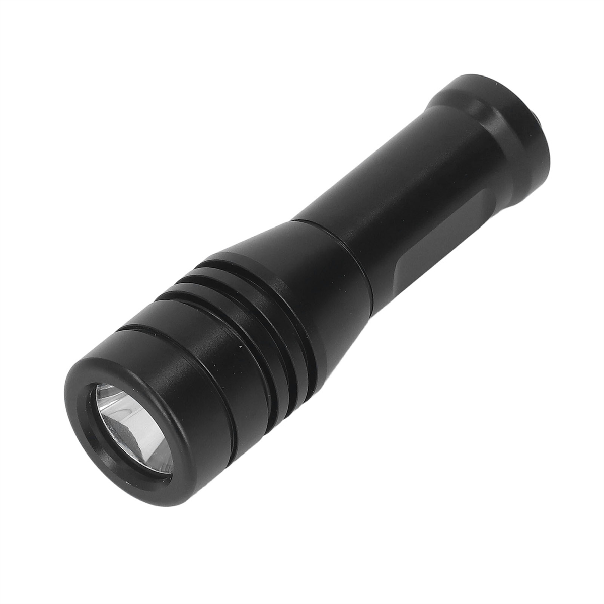 Schwarze Taschenlampe, Schrägansicht. Sie hat einen zylindrischen Körper und eine Linse an einem Ende.