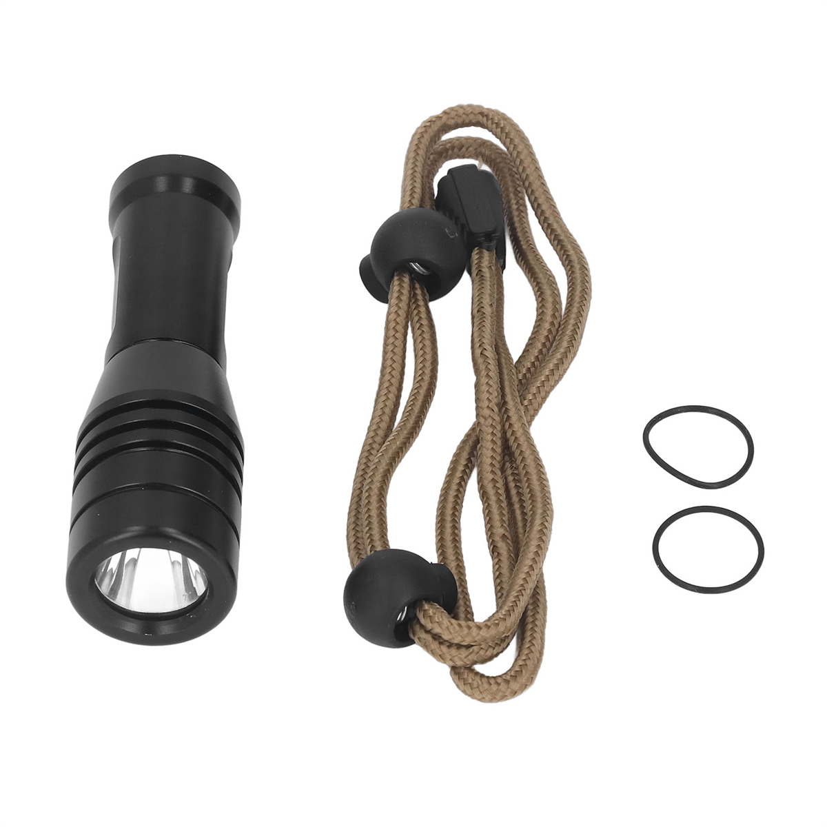 Schwarze Taschenlampe, braunes Kabel mit schwarzen Teilen und zwei schwarze Gummibänder auf weißem Hintergrund.