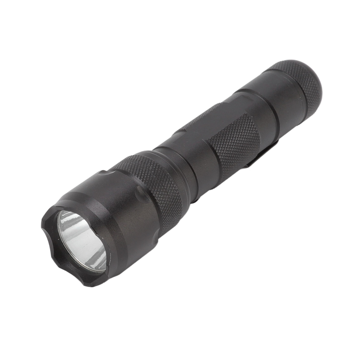 Eine schwarze Taschenlampe mit strukturierter Oberfläche und Glaslinse. Das Licht ist aus, der Hintergrund ist weiß.