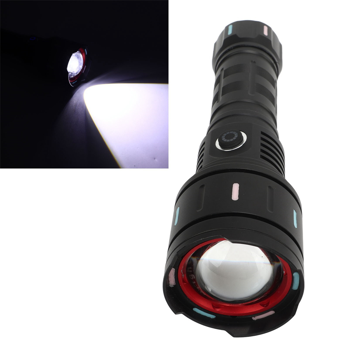 Eine schwarze Taschenlampe mit roten und blauen Akzenten, Spotlight an.
