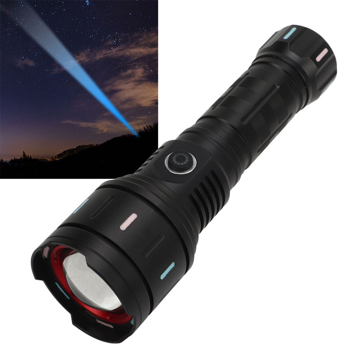 Schwarze Taschenlampe mit hellem blauem Strahl, der in den Sternenhimmel leuchtet. Die Taschenlampe hat rosa und blaue Akzente.