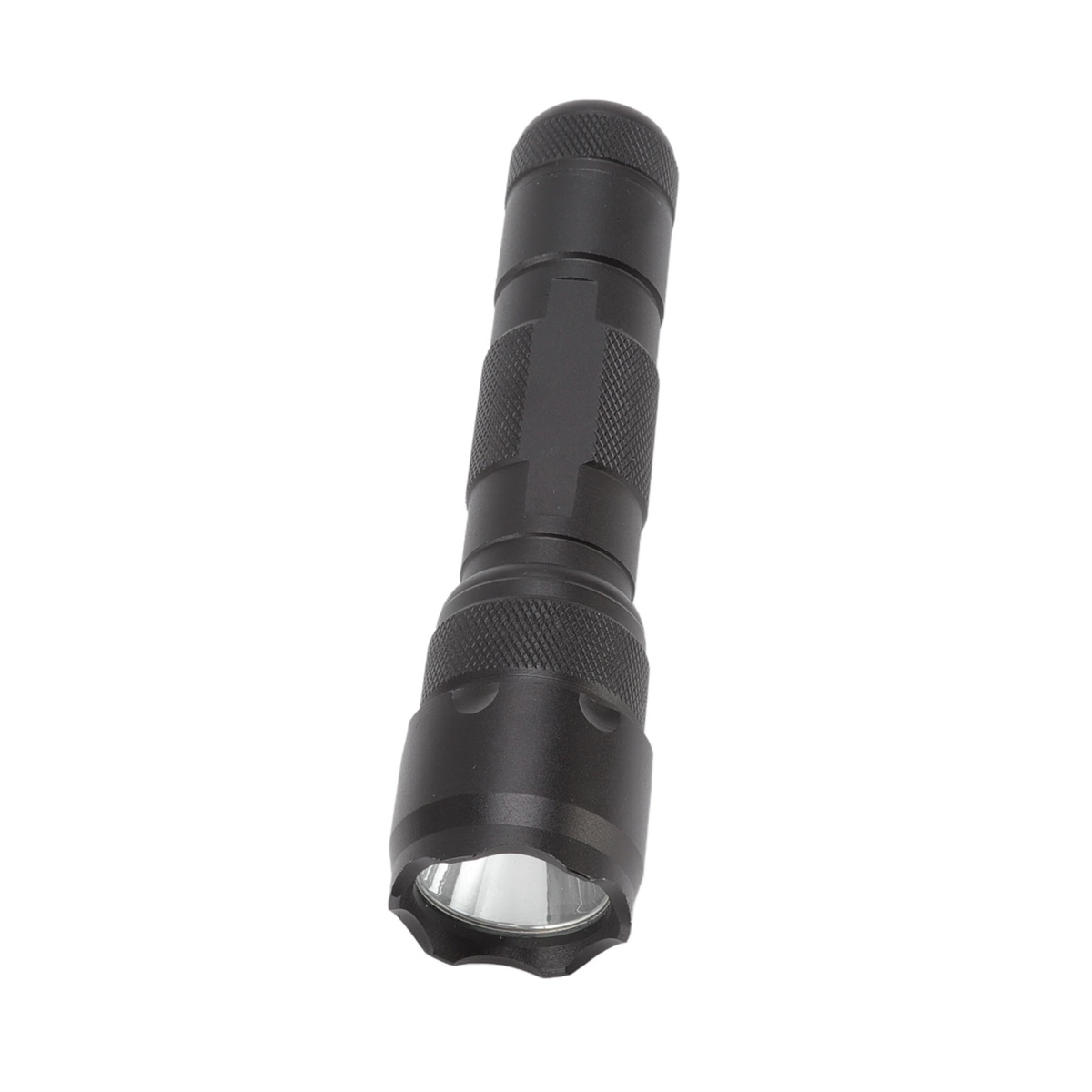 Eine schwarze Taschenlampe mit strukturiertem Griff und hellem Lichtschein.