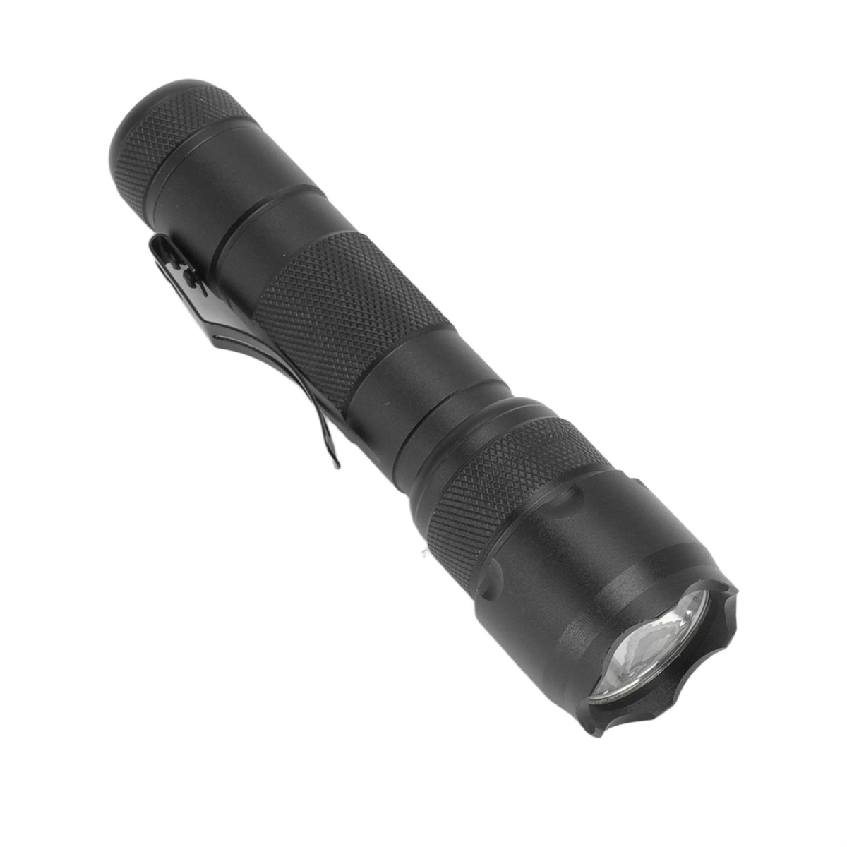 Eine schwarze Taschenlampe auf weißem Hintergrund. Die Taschenlampe hat einen strukturierten Griff und eine klare Linse.