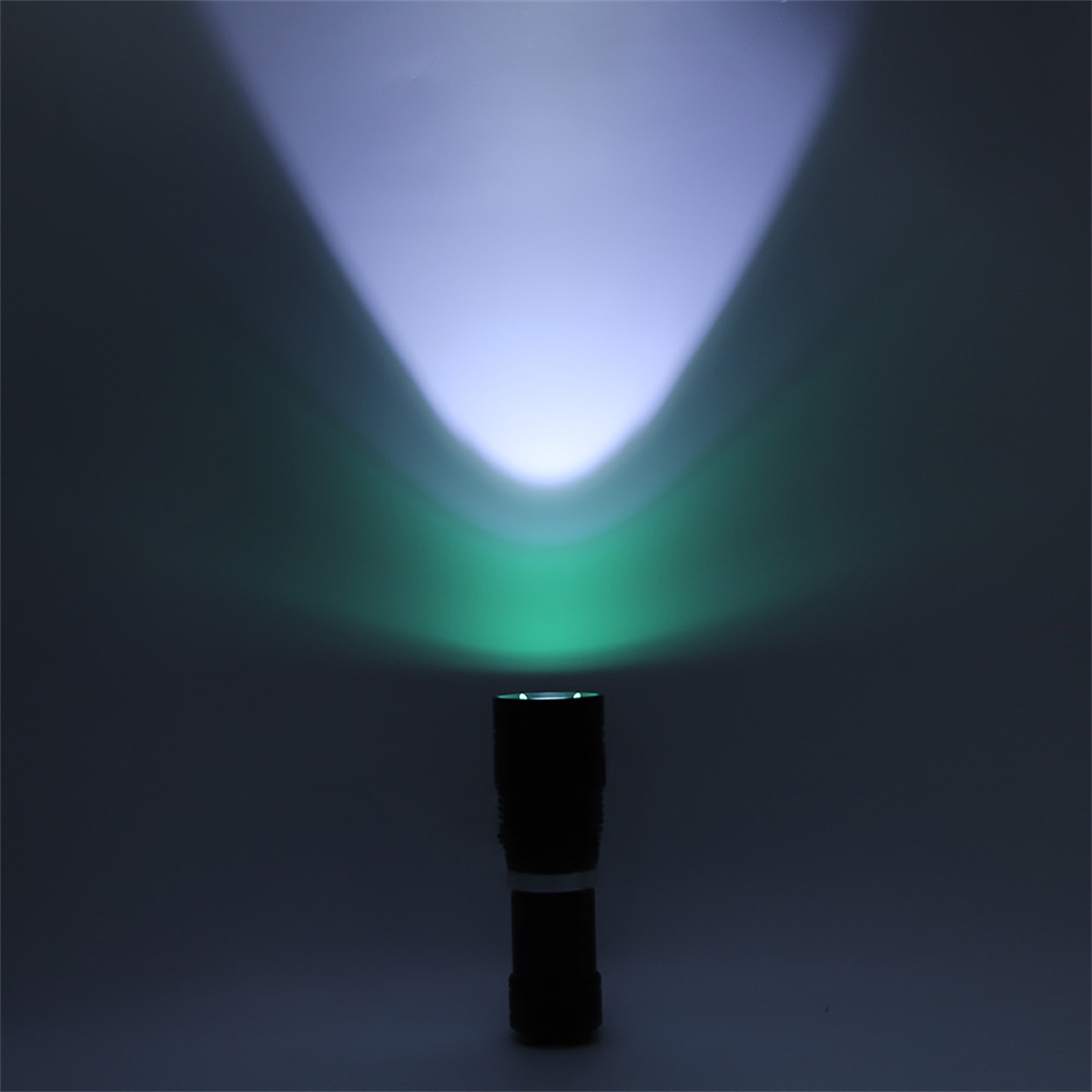 Schwarze Taschenlampe, die weißes und grünes Licht auf dunklem Hintergrund ausstrahlt.