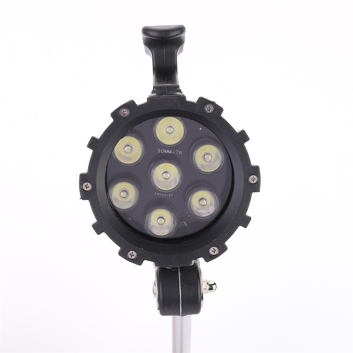 Schwarzes und silbernes LED-Licht mit Griff, auf weißem Hintergrund montiert. Das Licht hat sieben LEDs.