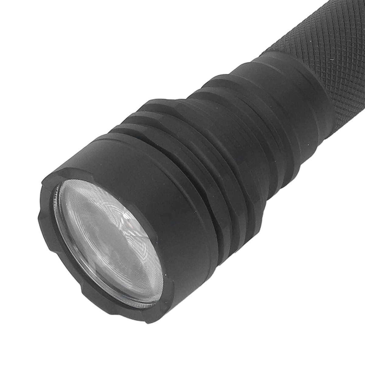 Nahaufnahme einer schwarzen Taschenlampe. Schwarze Taschenlampe mit strukturiertem Griff und Glaslinse.