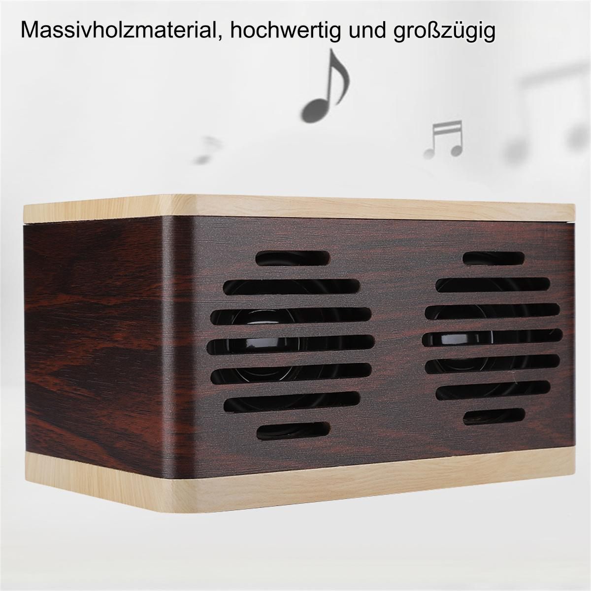 Ein hölzerner Lautsprecher mit zwei Lautsprecherlöchern wird gezeigt. Der Lautsprecher steht auf einer weißen Oberfläche.