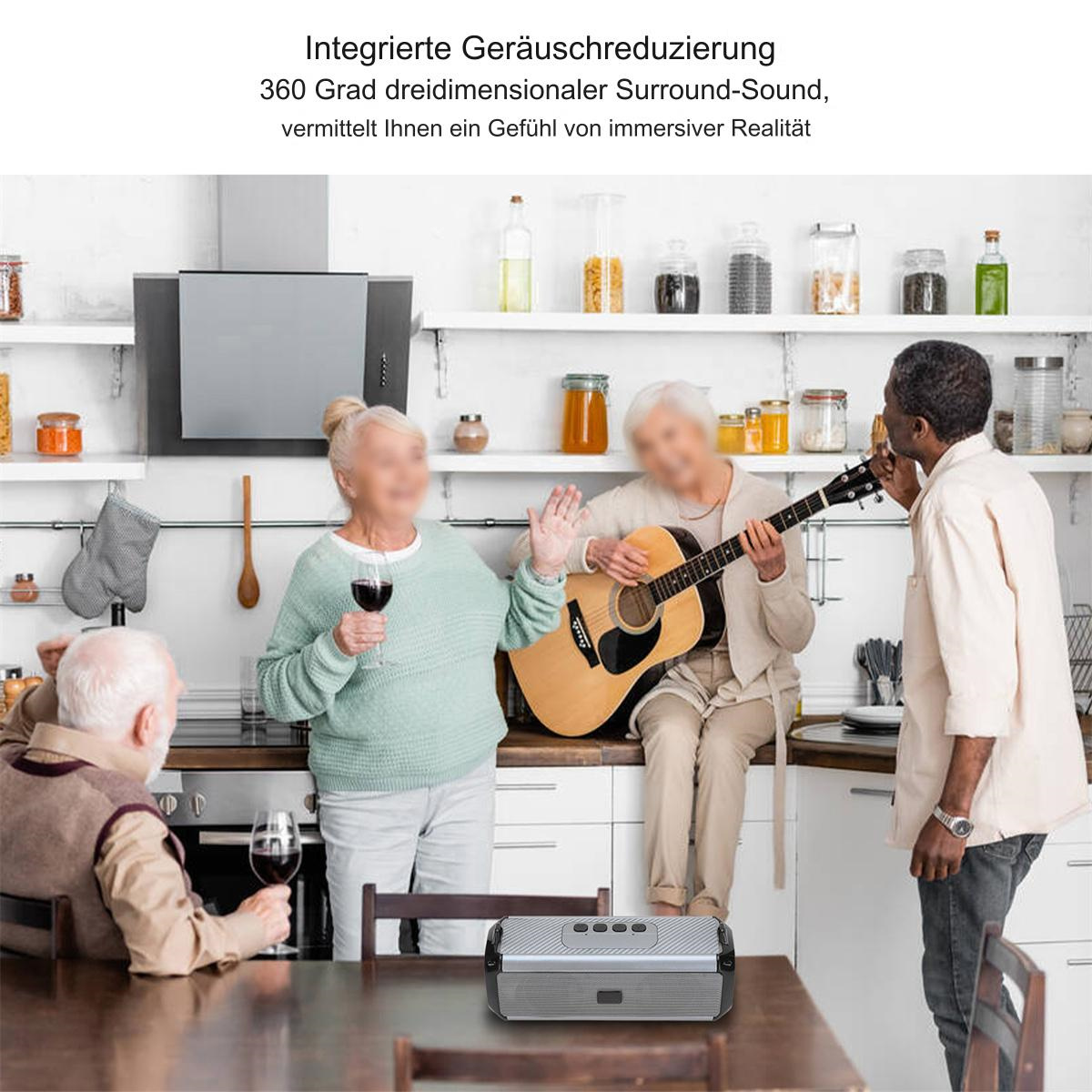 Ältere Menschen in einer Küche, einer spielt Gitarre, einer hat Wein, und ein Lautsprecher auf einem Tisch.